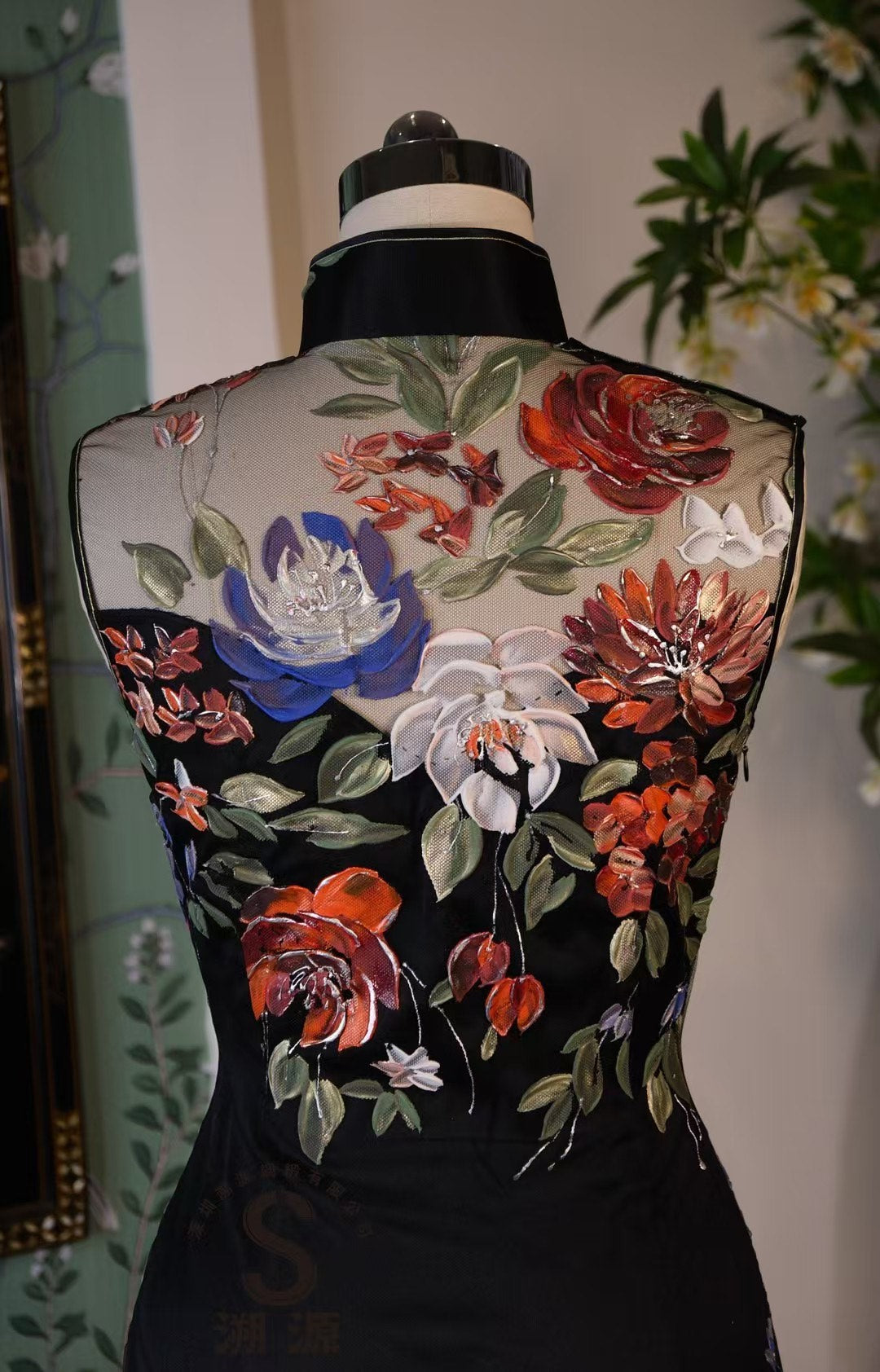 客订结缘 - 暗夜花境•Ruffo Coli高定手绘油画透视背无袖旗袍 | Customized Design - Nocturnal Flora: Ruffo Coli Haute Couture Hand-Painted Oil-Effect Sheer-Back Sleeveless Cheongsam