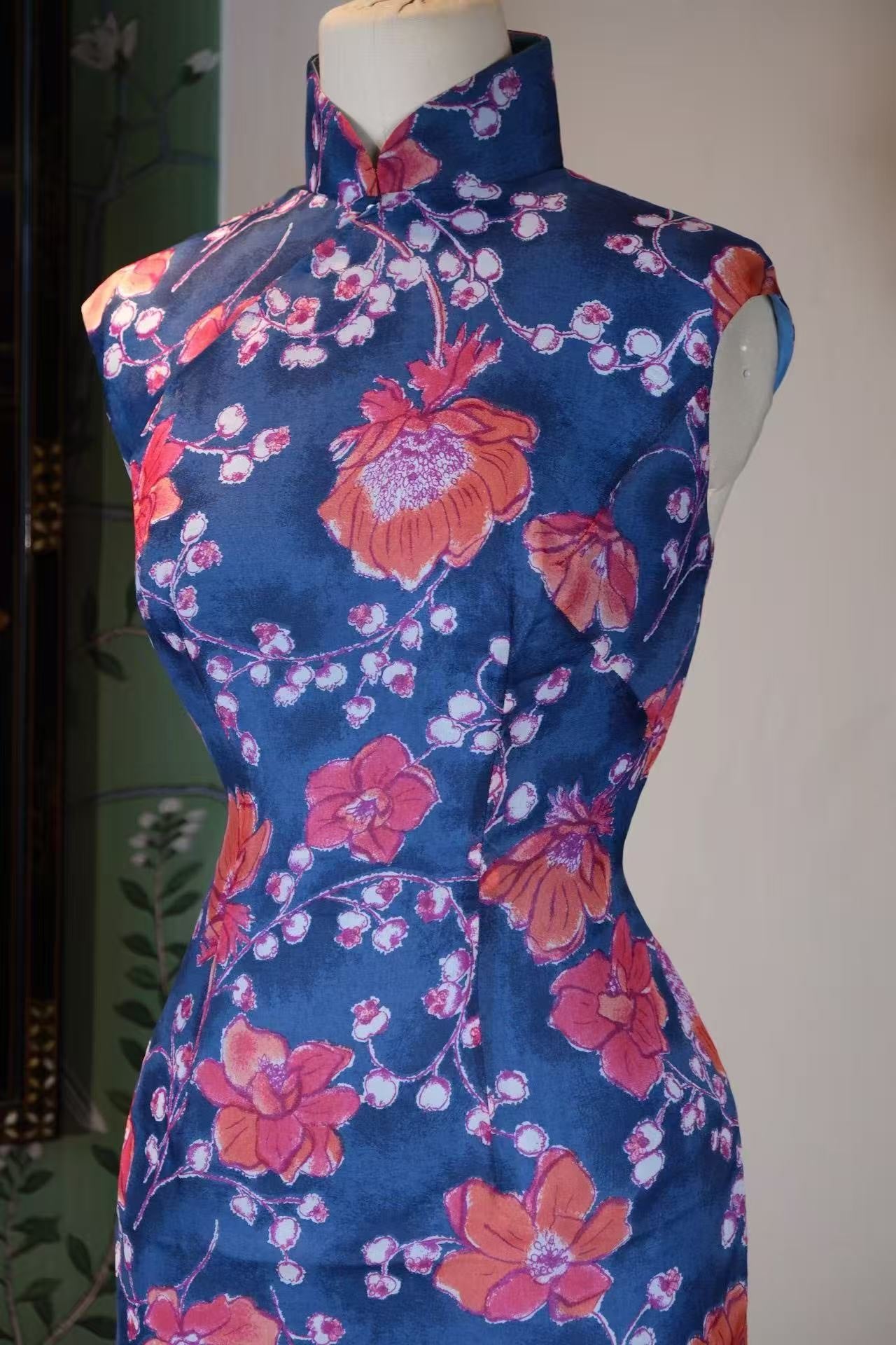 60年代 - 蕴蓝绯绯,六零芳华——香港制六十年代真丝印花旗袍 | 1960s - Flourishing Crimson on Profound Blue: 1960s Hong Kong Silk Printed Qipao