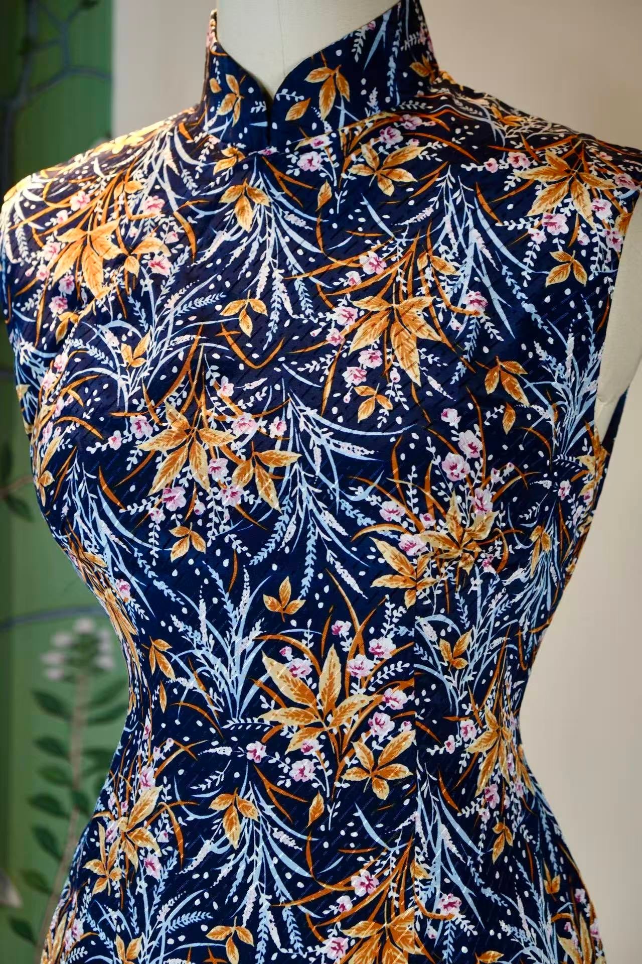 60年代 - 月华暗涌·六十年代香港深蓝提花绸橙黄枫叶印花古董旗袍 | 1960s - Surging Moonlight: A 1960s Hong Kong Vintage Deep Navy Jacquard Silk Cheongsam with Orange Maple Leaf Print