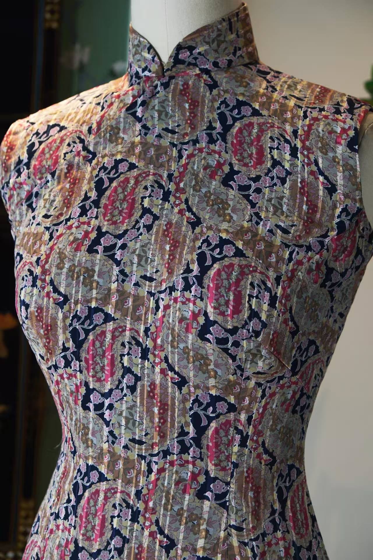 60年代 - 移动艺术·六十年代靛蓝薄纱佩斯利涡纹古董旗袍 | 1960s - Moving Art: 1960s Indigo Organza Cheongsam with Paisley Vortex Motifs