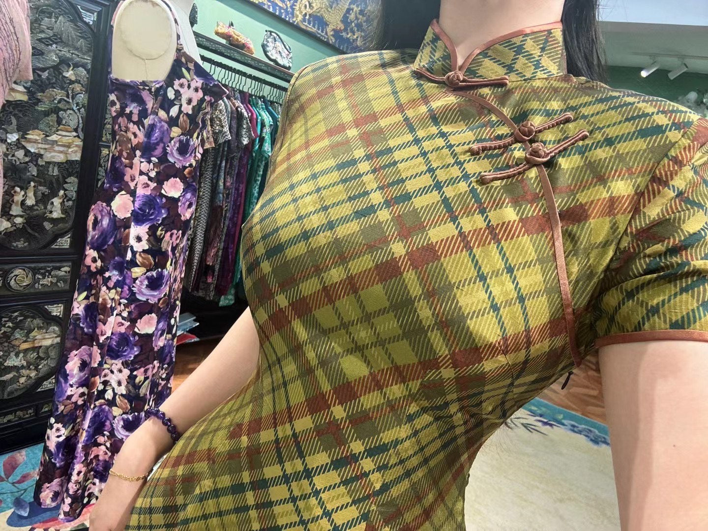 60年代 - 知性年代·橄榄格:复古港工手作一字盘口古董旗袍 | 1960s - The Olive Plaid Scholar: Vintage Hong Kong Craft 'Yizi' Frog Button Qipao