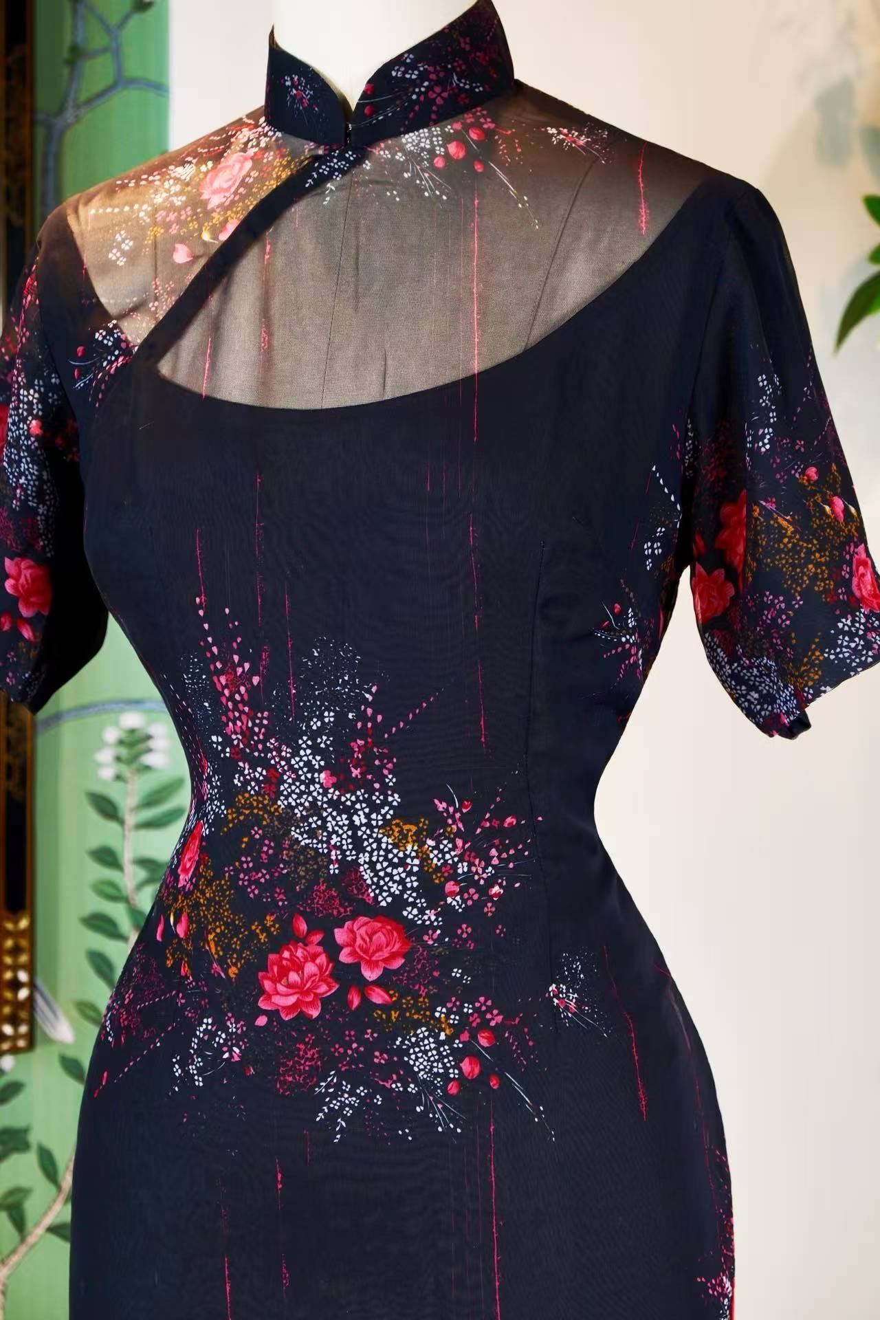 50年代 - 暗夜秘语·五十年代香港产黑底蔷薇印花薄纱镂空挖胸古董旗袍 | 1950s - Dark Night Whispers: A 1950s Hong Kong Vintage Black Tulle Cheongsam with Rose Print and Keyhole Cutout