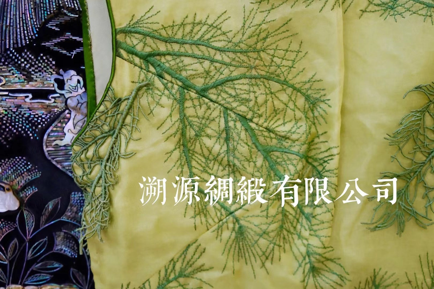 60年代 - 凝翠绣影·鹅黄丝缎·松针雅韵无袖旗袍 | 1960s - "Pine Needle Serenity" - Dew-Embroidered Emerald Branches on Pale Yellow Silk Satin Sleeveless Cheongsam