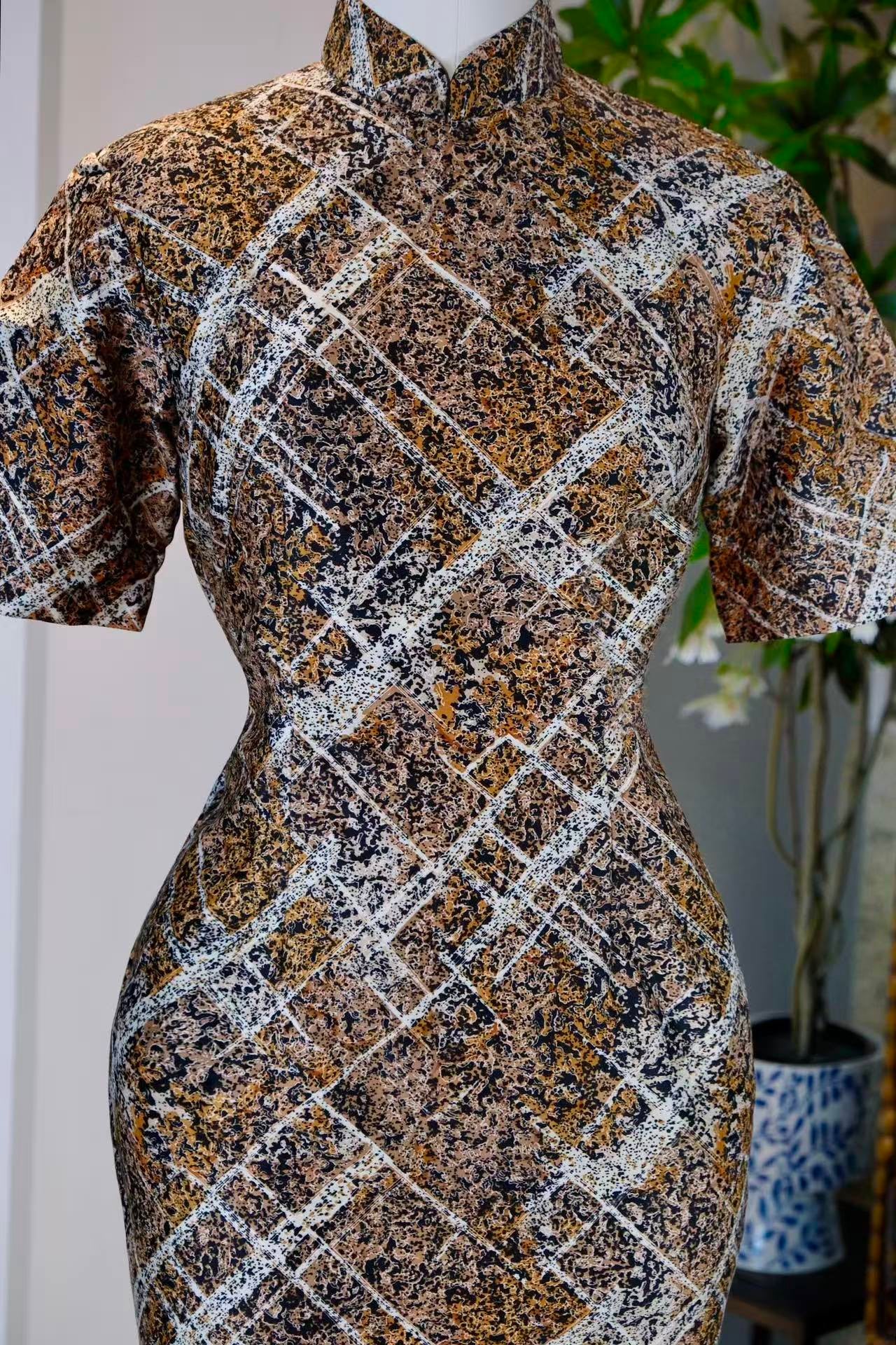 60年代 - 六十年代手作印染斜纹棉旗袍——墨金交织的时光密语 | 1960s - Hand-Dyed Twill Cotton Qipao of the 1960s: A Temporal Whisper of Ink and Gold