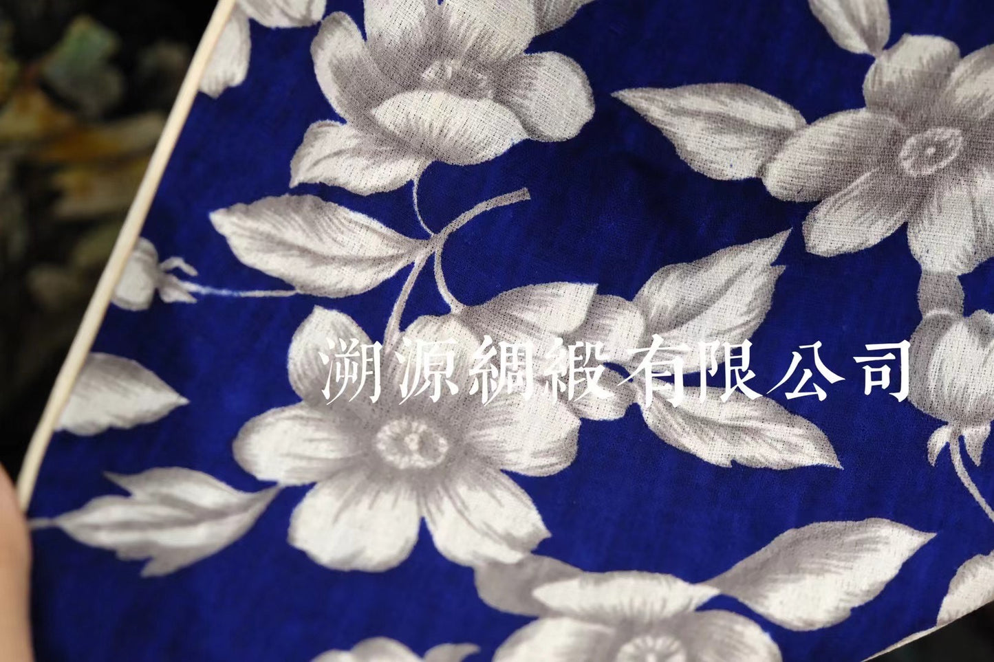 60年代 - 深海花影·摩登对比:宝蓝色写意无袖古董旗袍 | 1960s - The Midnight Bloom Cheongsam: Royal Blue Contrast Sleeveless Qipao