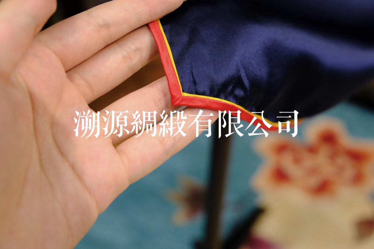 50年代 - 港式藏蓝真丝 手工苏绣凤穿牡丹 橘红双滚边 填芯硬花盘扣 古董旗袍:【凤舞蝶衣】| 1950s - Hong Kong Style Dark Blue Silk, Hand-Embroidered Su Embroidery Phoenix & Peony, Orange-Red Double Piping, Inlaid Floral Knot Buttons (Antique): "Phoenix Dance, Butterfly Garment"