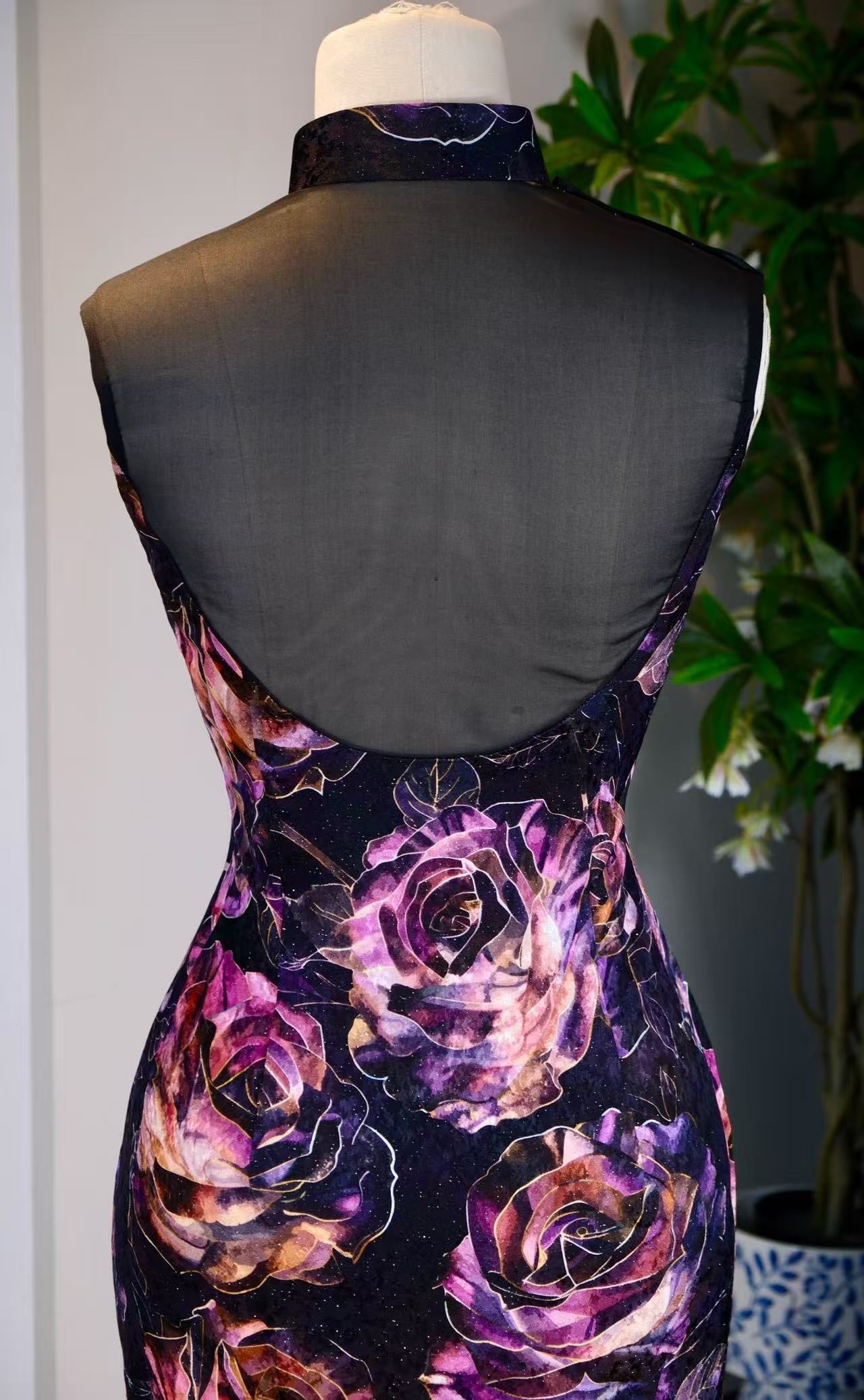客订结缘 -《瑰影星尘》——真丝写意玫瑰拼接薄纱镂空定制旗袍 | Customized Design - "Rose Shadow & Stardust" —— A Couture Silk Qipao Featuring Impressionist Rose Prints and Illusory Sheer Paneling
