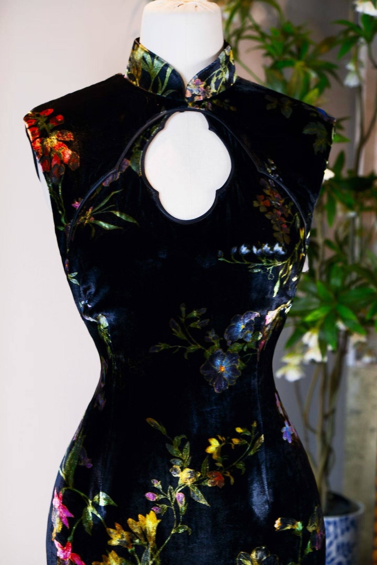 客定结缘 - 《金缕流光·幻境霓裳》:当代先锋艺术视野下的私享高级定制 —— 甄选 Ruffo Coli 顶级真丝天鹅绒,重塑东方神韵| Customized Design - "Golden Glaze · Ethereal Raiment": A Masterpiece of Private Bespoke Under a Vanguard Artistic Vision — Featuring Ruffo Coli Heavy Silk Velvet