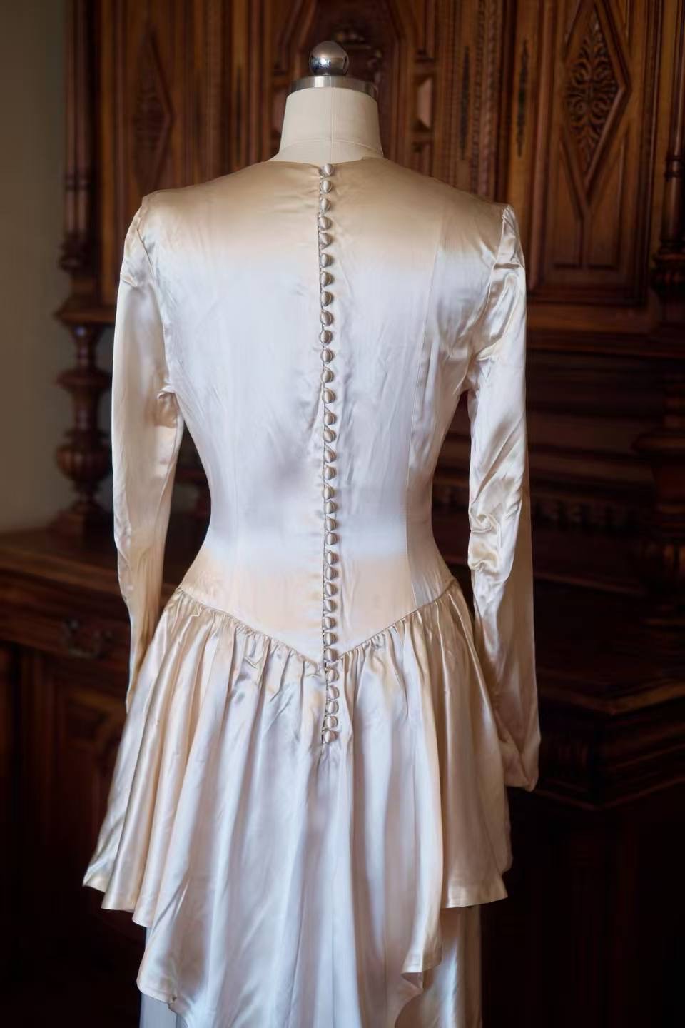 Vintage婚礼礼服 - 《锦缎里的岁月遗珍》—— 一件民国四十年代真丝缎古董婚纱美学鉴赏_HL| Vintage Wedding Dress - A Silk Satin Heirloom: A 1940s Republican Era Antique Wedding Gown_HL