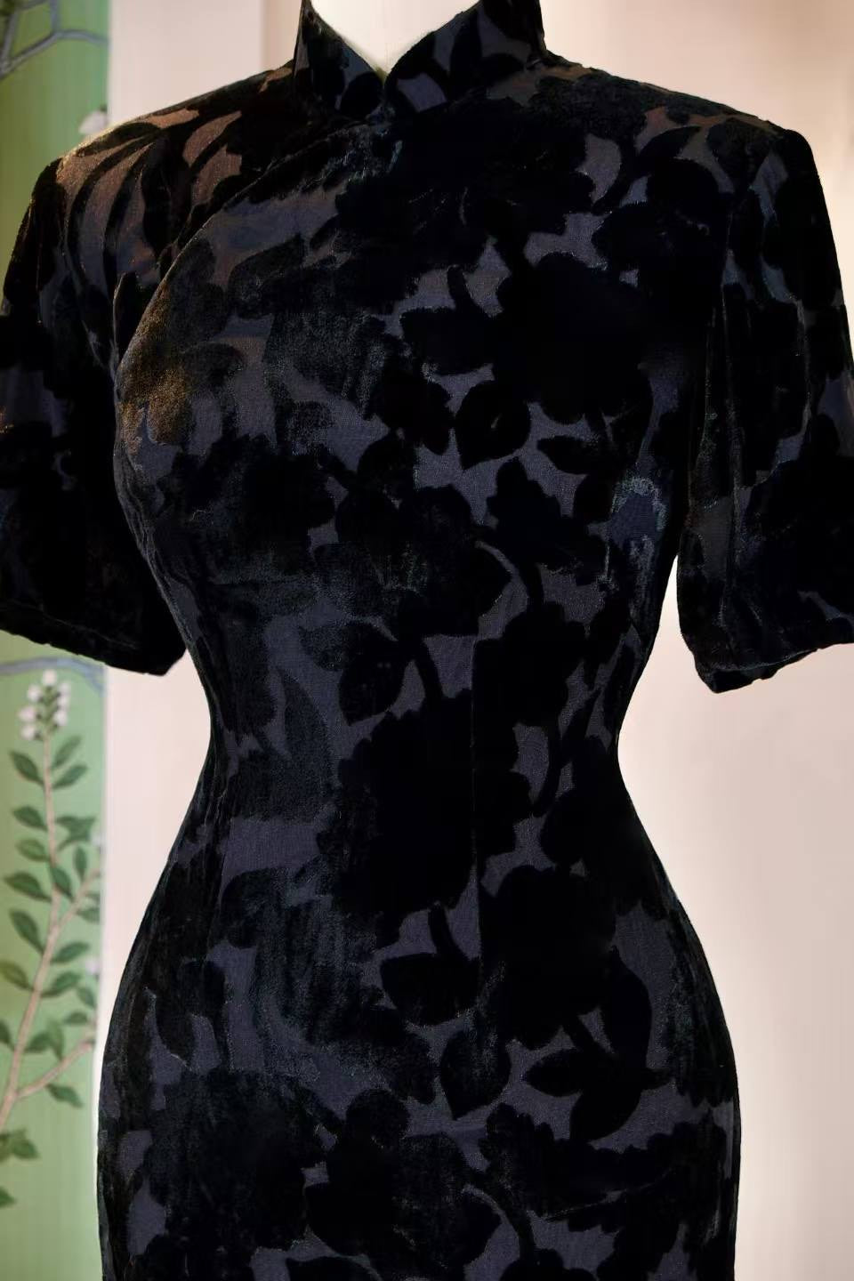 50年代 - 黑丝绒上的牡丹辞章·五十年代台湾烧花丝绒浮雕古董旗袍 | 1950s - Peony Ode on Black Velvet: 1950s Taiwan Devoré Velvet Relief Sculpture Vintage Cheongsam