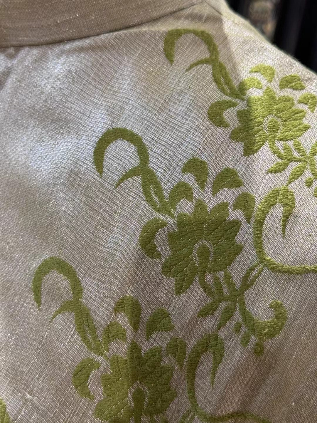 60年代 - 博物馆级珍藏:60年代 全织金细闪苔藓绿刺绣古董港式旗袍 | 1960s - A Museum-Quality Vintage 1960s Hong Kong Style Qipao/Cheongsam in Moss Green Metallic-Thread Fabric with Lime Green Embroidered Floral Motif (Singapore National Museum Match)