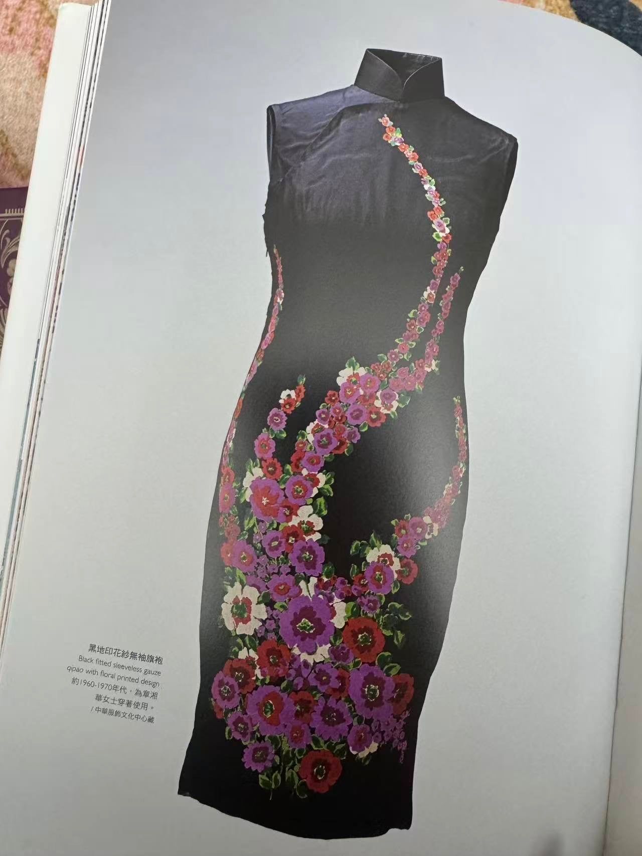 60年代 - 墨舞清韵·钴蓝写意花卉斜纹古董旗袍 | 1960s - The Ink Scroll: Cobalt Floral Xieyi Qipao of the Sixties