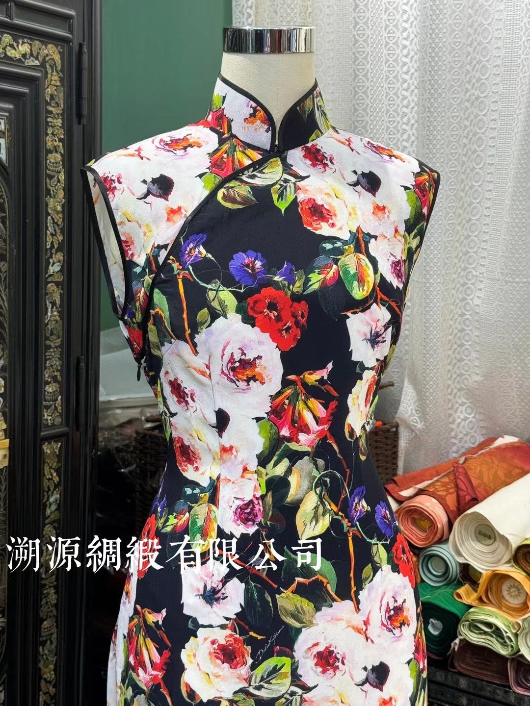 客定结缘 - 西西里花园:黛黑重彩玫瑰印花无袖长款旗袍 (Qipao) | Customized Design - Sicilian Garden Muse: Deep Black Heavy-Color Rose Print Sleeveless Long Qipao