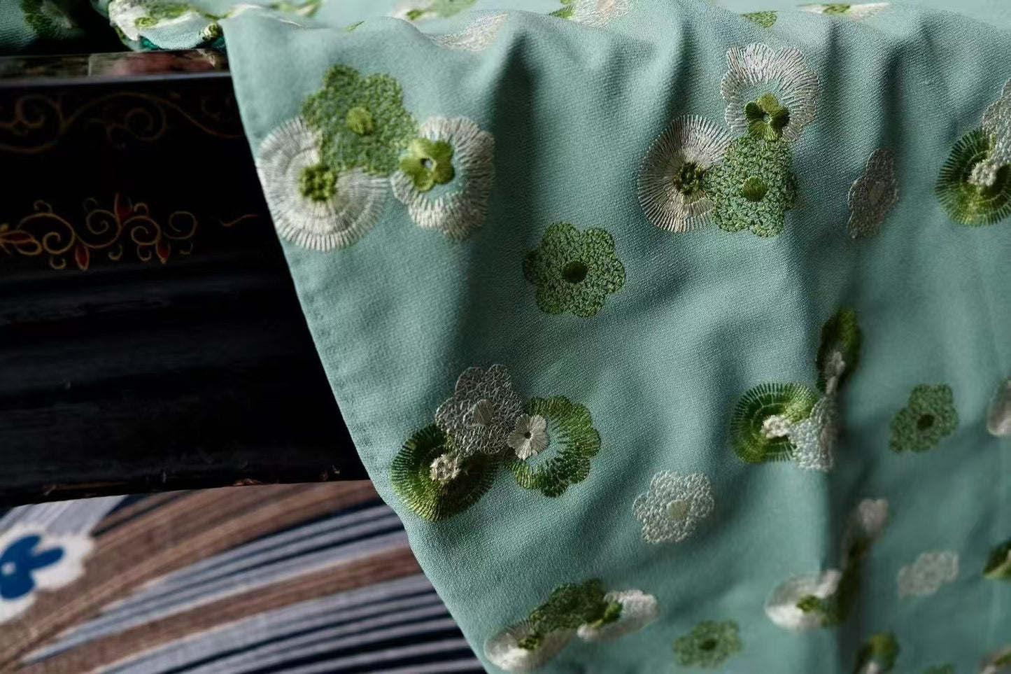 50年代 - 浅绿色刺绣旗袍 & 宝蓝色提花旗袍 / 1950s - Pale Green Embroidered Qipao & Royal Blue Jacquard Qipao