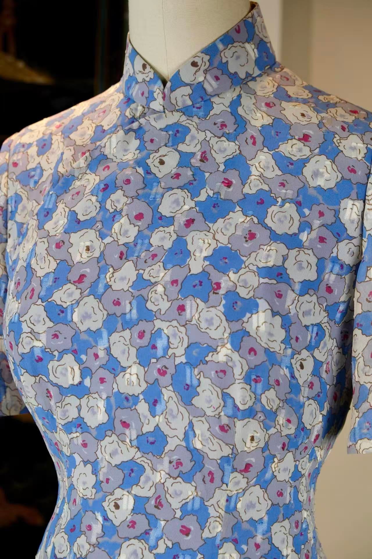 60年代 - 六十年代早期台湾产抽象玫瑰提花古董旗袍 | 1960s - 1960s Early Taiwan Antique Qipao: Abstract Rose Jacquard in Azure and Violet