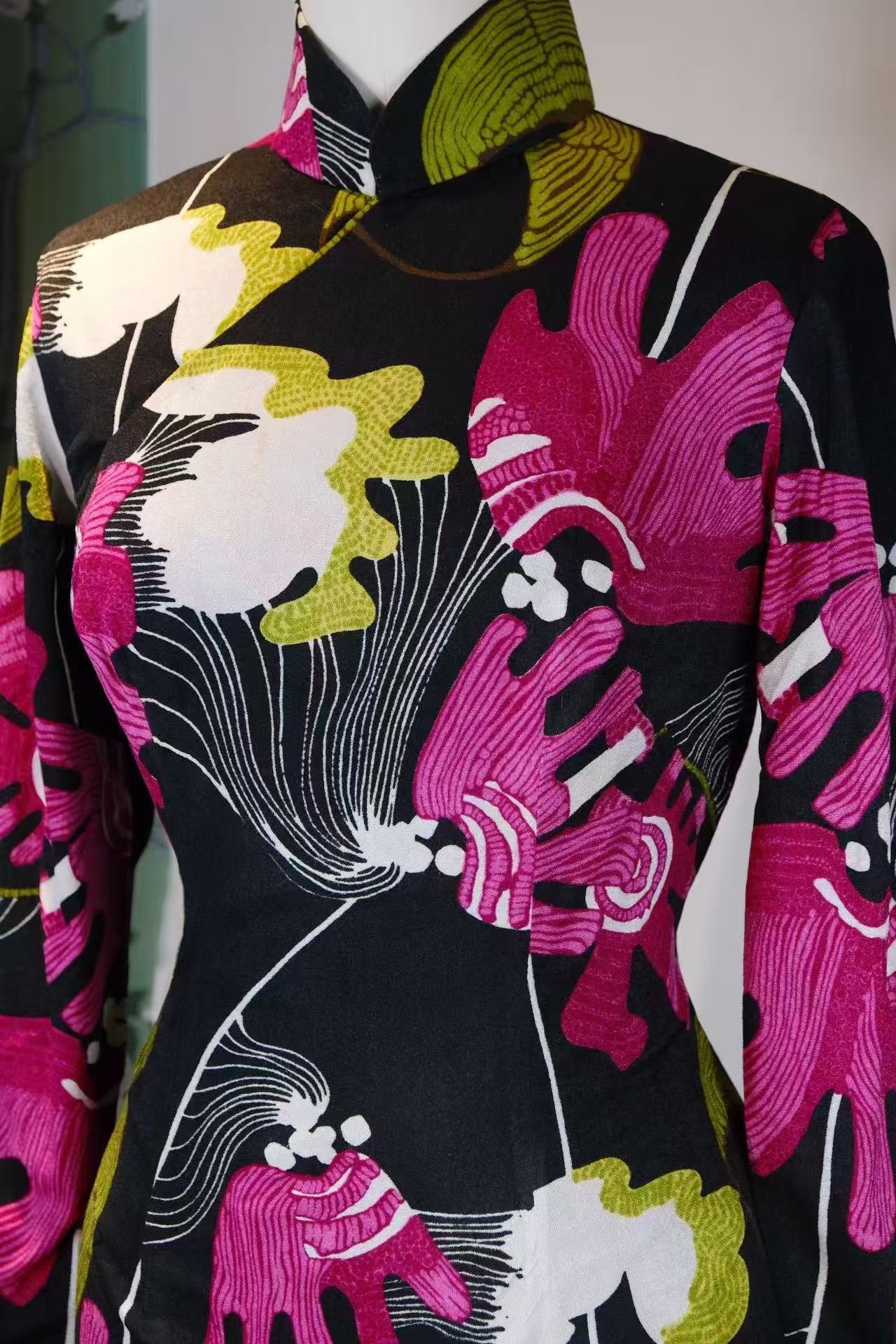 60年代 - 黑缎凝香·六十年代香江印花旗袍 | 1960s - Scent Condensed in Black Satin: 1960s Hong Kong Printed Qipao