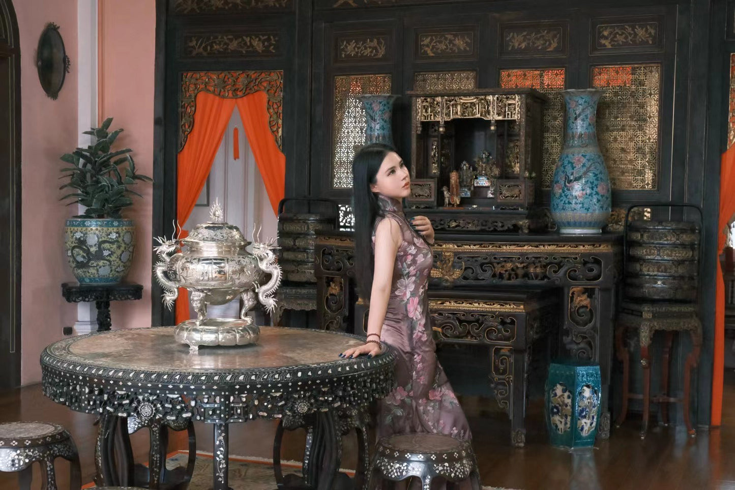 客定结缘 - Ruffo Coli 高定手工彩绘双层欧根纱无袖旗袍:《紫鸢花之恋》| Customized Design - Ruffo Coli Hand-Painted Haute Couture Double-Layer Organza Qipao: “Violet Iris Romance”