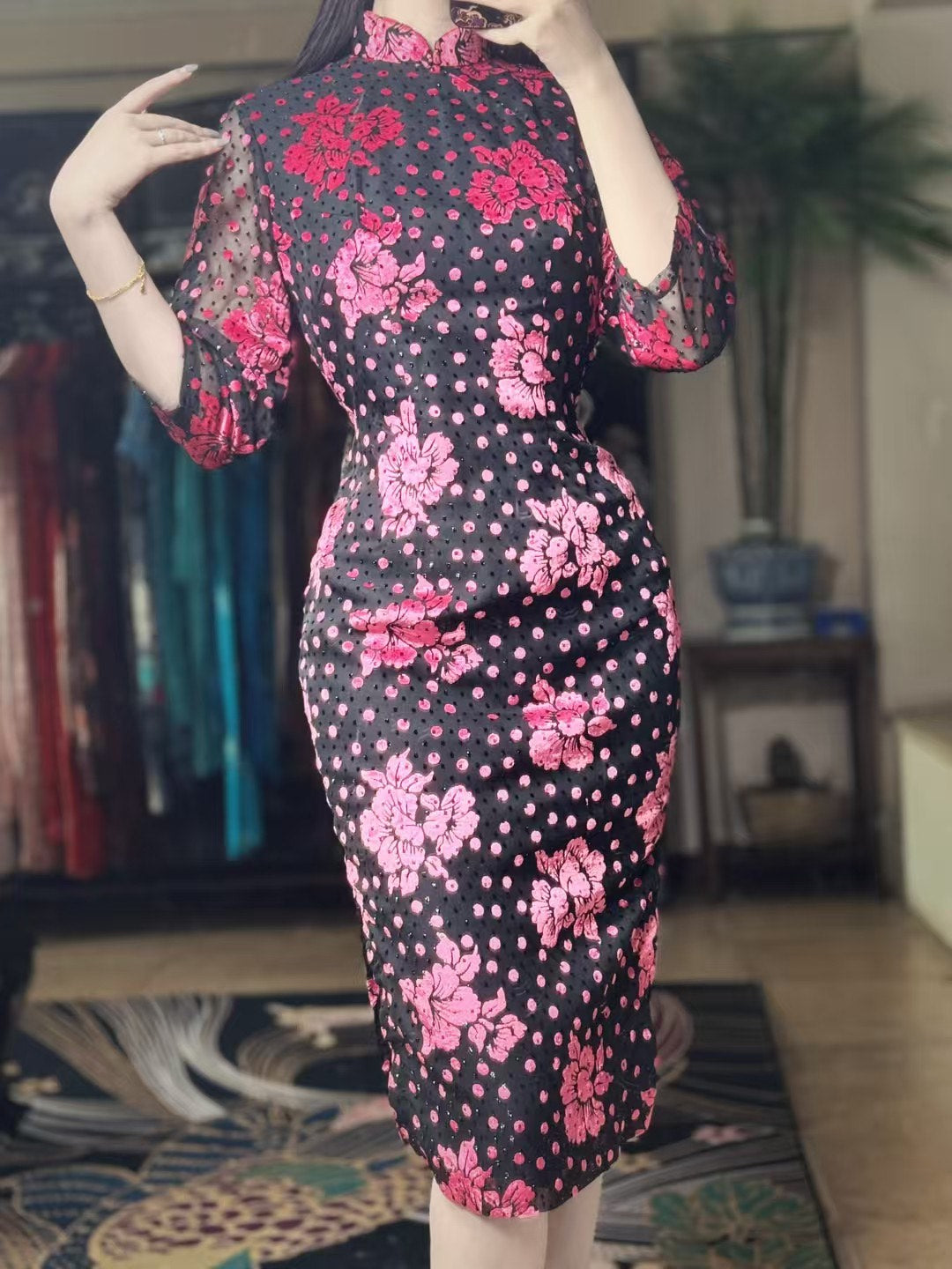 60年代 - 六零年代・桃粉繁花・織金波點・燒花絲絨古董港式旗袍 / 1960s - The Sixties Pink Bloom - Gold-Woven Polka Dots - Burnout Velvet Antique Hong Kong Qipao