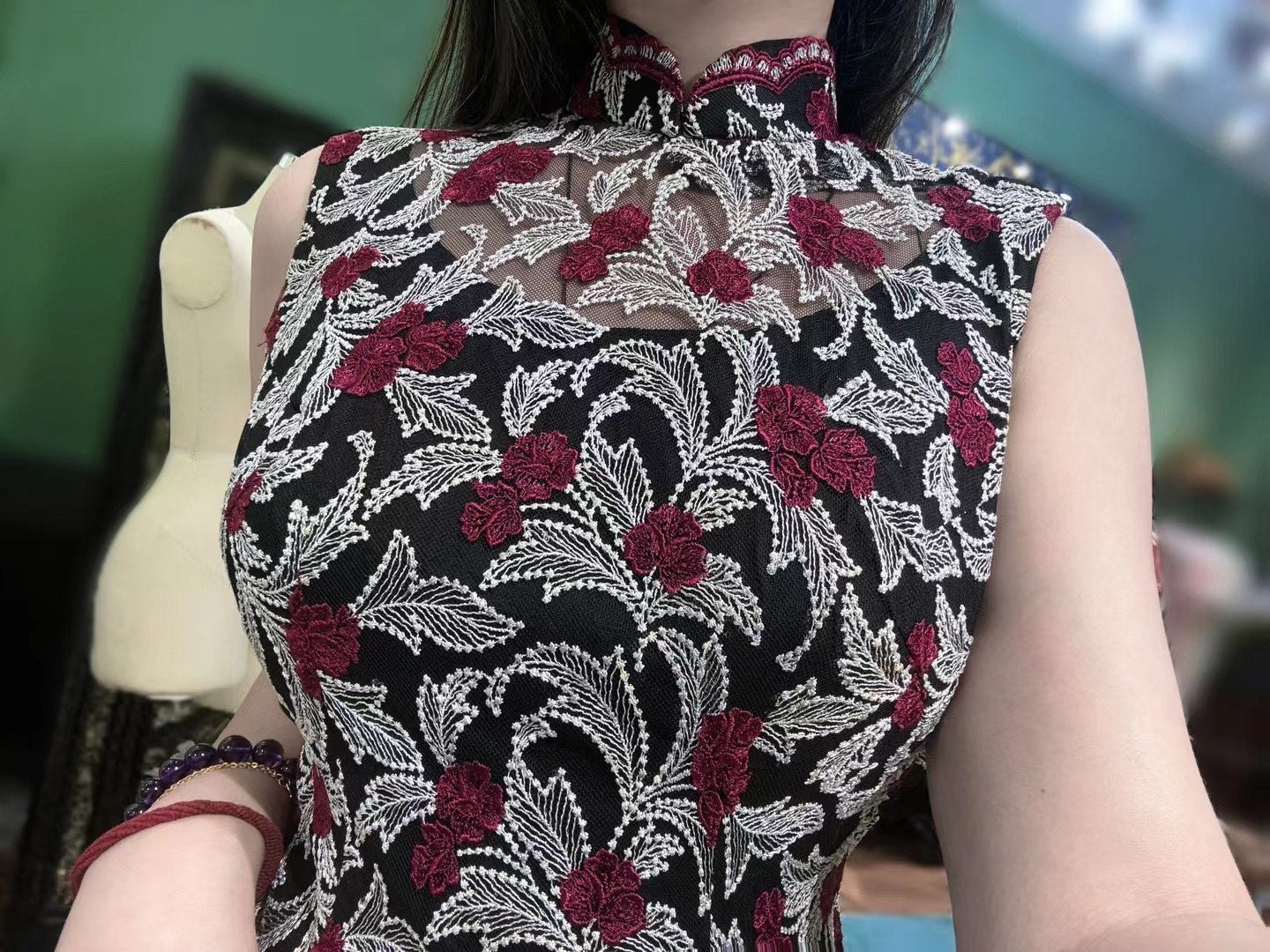 60年代 - 香江风华:60年代 梅子织银刺绣蕾丝挖肩无袖古董港式旗袍 | 1960s - A Stunning Vintage 1960s Hong Kong Style Qipao/Cheongsam with Plum and Silver Embroidered Lace, Illusion Neckline, and Sleeveless Cut