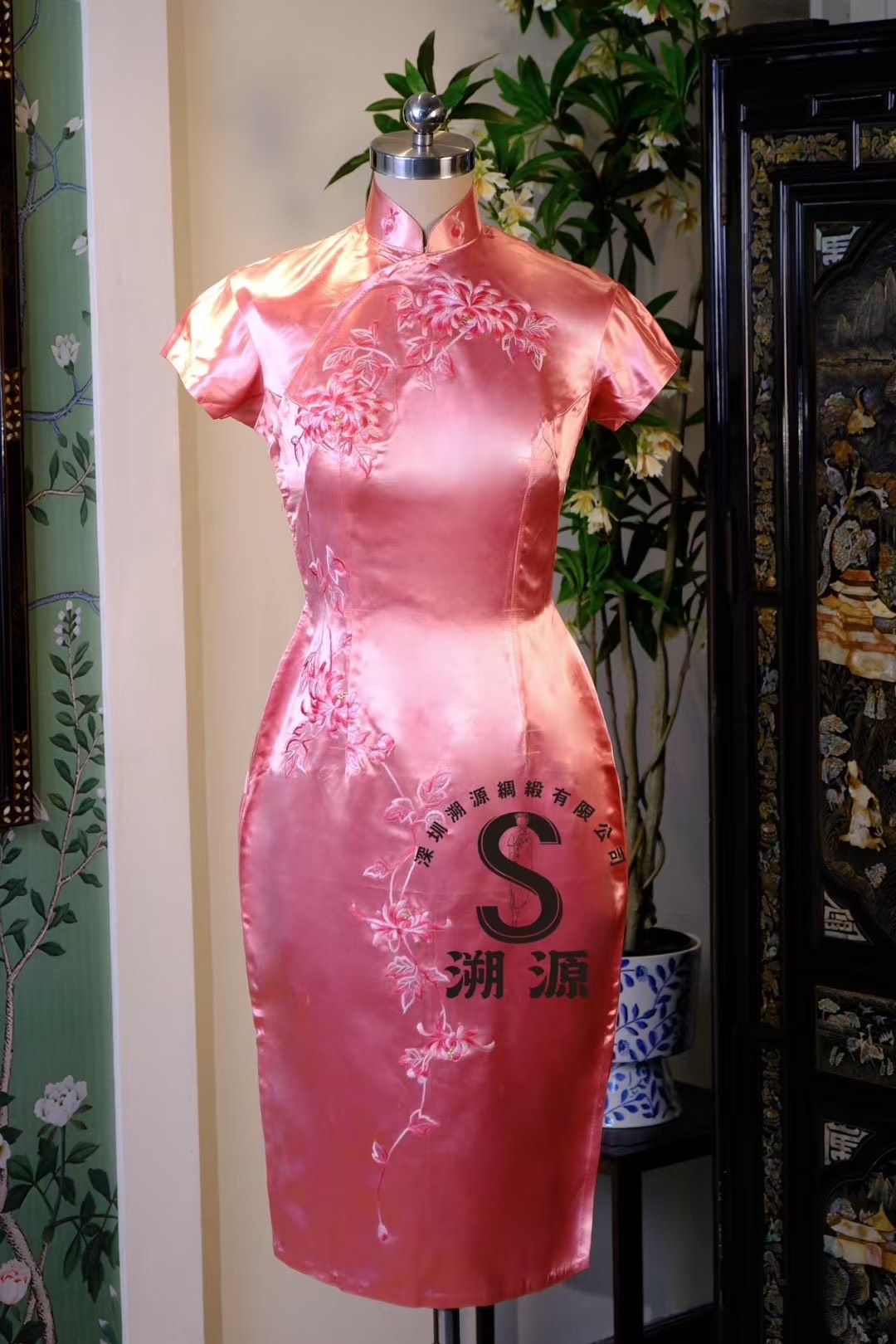 50年代 -【桃华灼灼】精致手绘/刺绣花枝亮面缎面短袖修身旗袍 | 1950s - 【Peach Blossom Radiance】Exquisite Hand-Painted/Embroidered Floral Branch Shiny Satin Short-Sleeve Slim-Fit Qipao