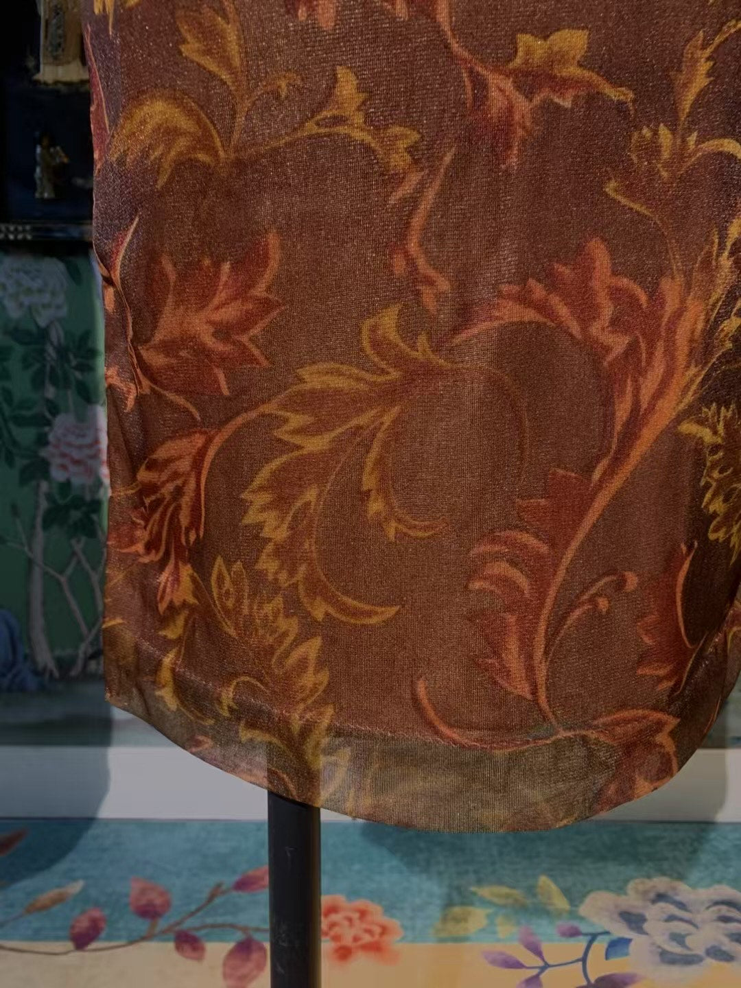 50年代 - 暮光鎏金·秋褐底赤金莨苕叶短袖旗袍 | 1950s - Twilight Gilt: Auburn Base Cheongsam with Crimson-Gold Acanthus Leaf Pattern (Short-Sleeved)