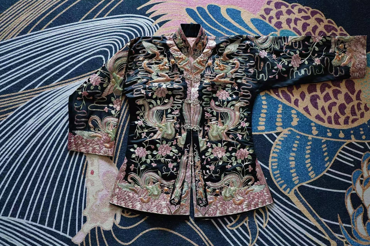40年代 - 云龙飞凤纹黑缎盘金绣上褂:一袭锦绣,半世风华 | 1940s - Black Satin Jacket with Gold-Couched Dragon and Phoenix: A Tapestry of Splendor, A Lifetime of Elegance