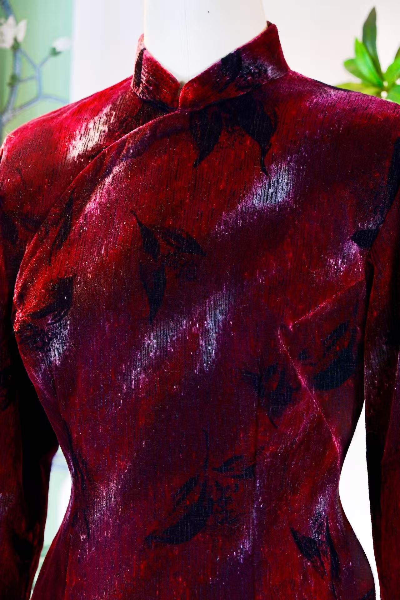 60年代 - 香港手绘丝绒古董旗袍 | 1960s - A Vintage 1960s Hong Kong Hand-Painted Velvet Cheongsam