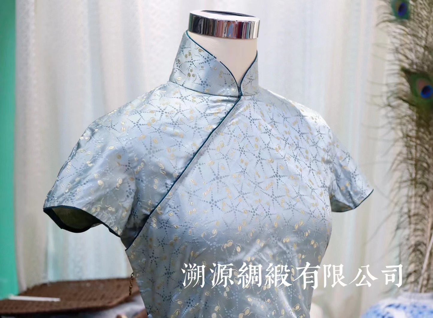 60年代 - 冰清玉洁:淡蓝织金几何暗纹短袖古董旗袍 | 1960s - An Elegantly Subtle Pale Blue Metallic-Woven Geometric Jacquard Short-Sleeve Vintage Qipao/Cheongsam