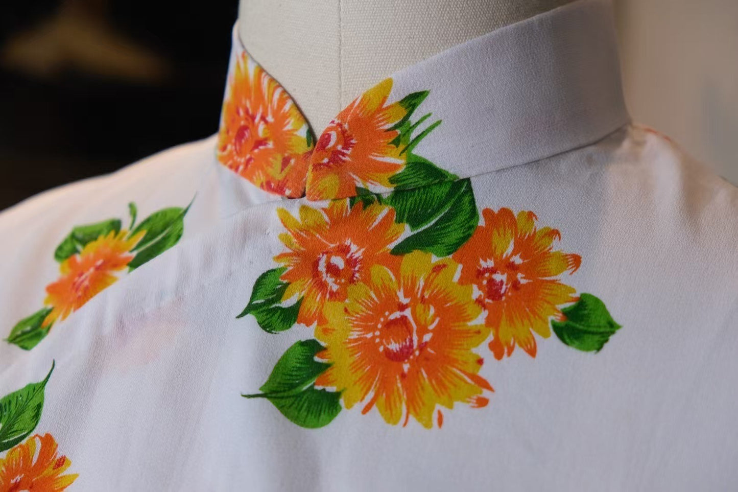 60年代 -【维港晨雾・花语】1960s 港工复古无袖旗袍 | 纯白底弗朗菊印花简洁修身中长款 | 1960s - 【Victoria Harbour Mist・Floral Whisper】1960s Hong Kong Craft Vintage Sleeveless Qipao | Pure White Base with Chrysanthemum Print Slim Midi Dress