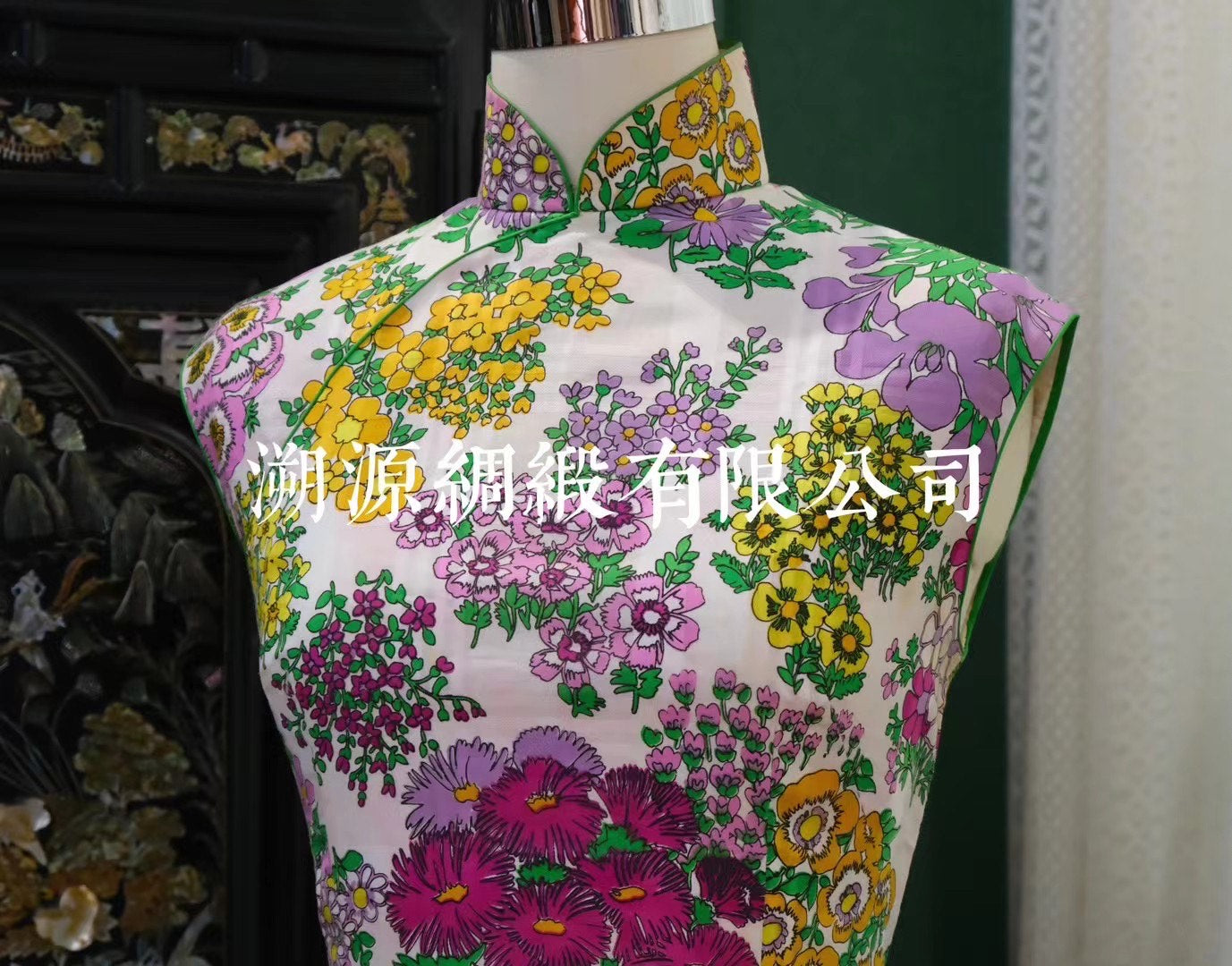 60年代 - 时代记忆:香港摩登复古风无袖花卉印花修身旗袍 | 1960s - Vintage Glamour: Hong Kong Mod-Style Sleeveless Qipao with Vibrant Floral Print