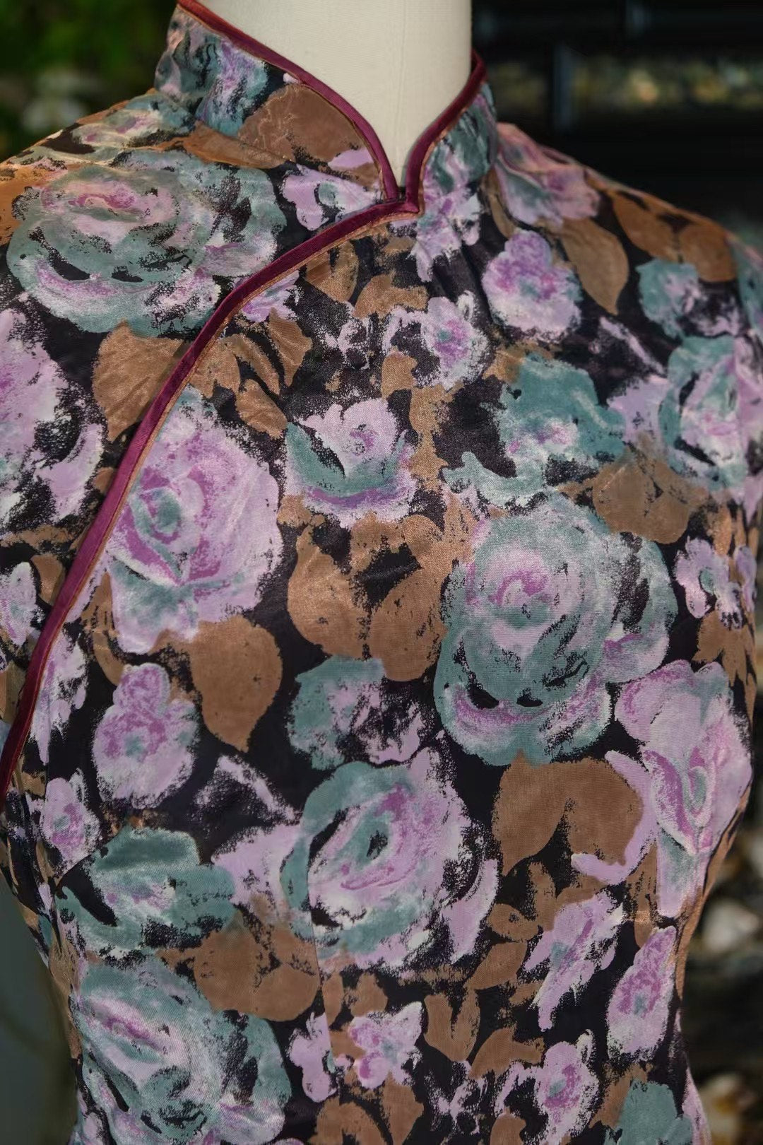 50年代:【迷雾玫瑰】复古水墨晕染花卉印花短袖修身中长款旗袍 | 1950s: 【Misty Rose】Retro Watercolor-Inspired Floral Print Short-Sleeve Slim-Fit Mid-Length Qipao