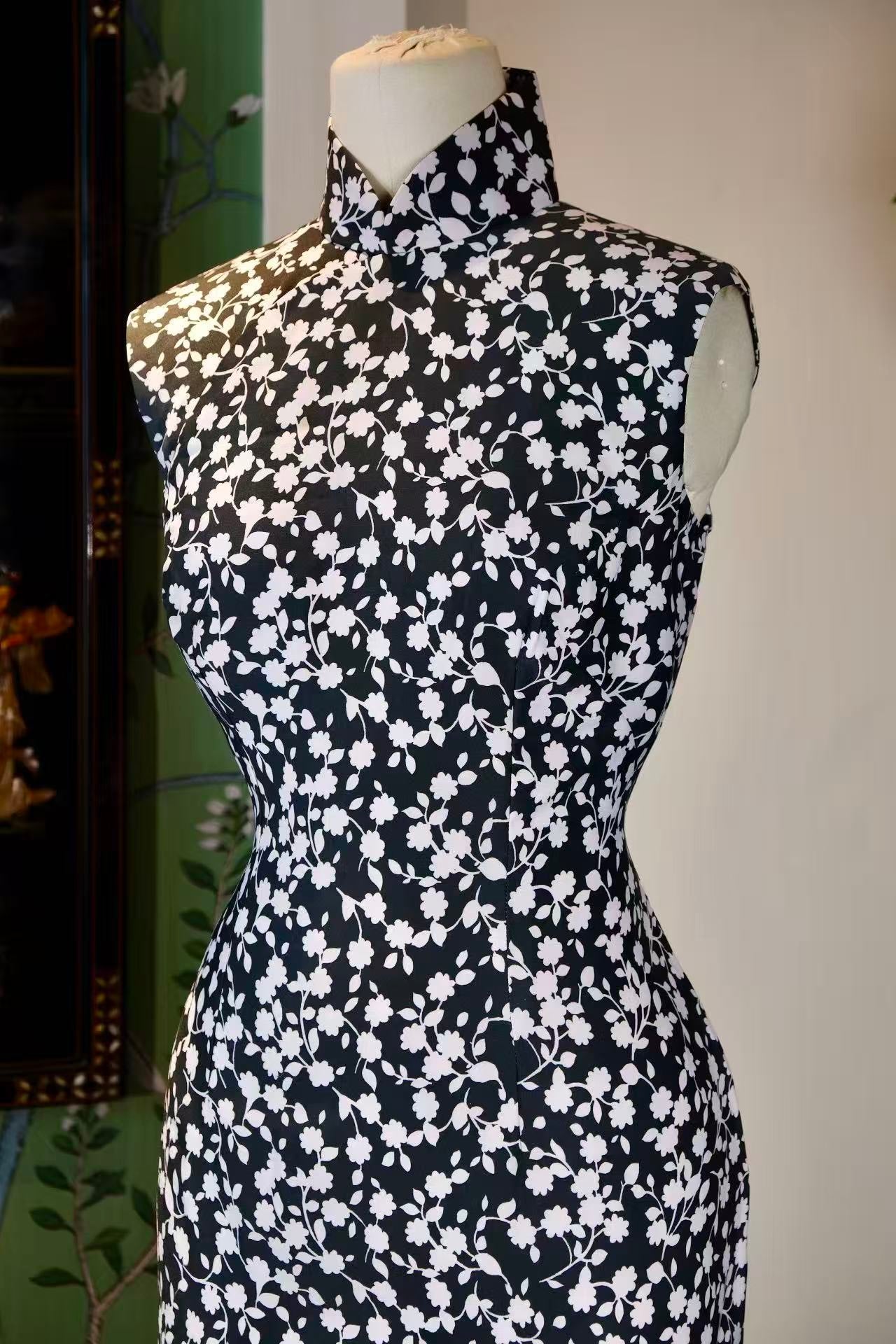 60年代 - 墨色繁花,六十年代香港古董旗袍的风华绝代 | 1960s - Inky Blossoms: The Peerless Grace of a 1960s Hong Kong Antique Qipao