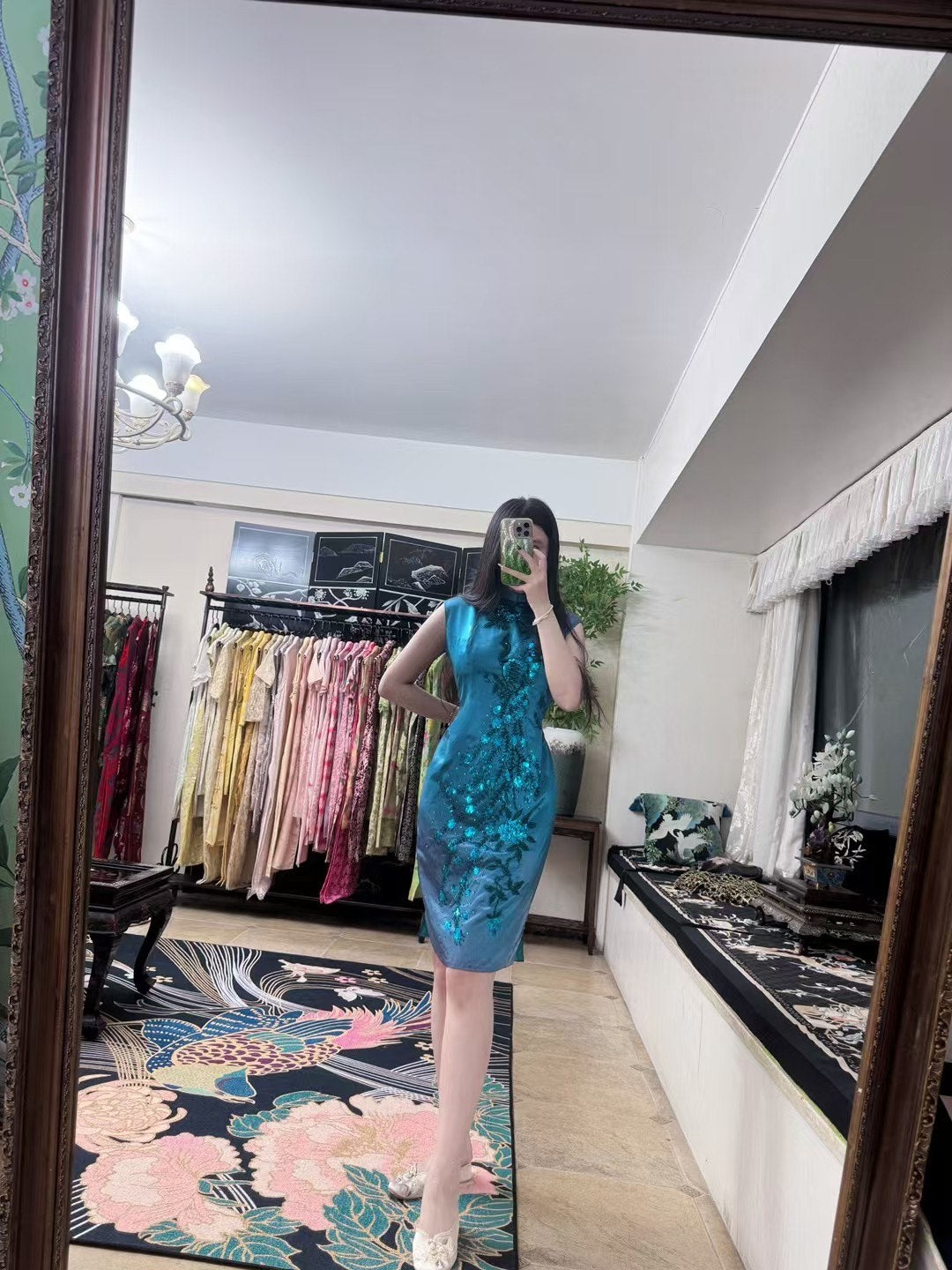 60年代 -【绝代风华·孔雀翎光】无袖手工钉珠古董艺术孤品旗袍 | 1960s - 【Peerless Glamour · Peacock Plume Radiance】Sleeveless Hand-Beaded Antique Art Qipao Masterpiece