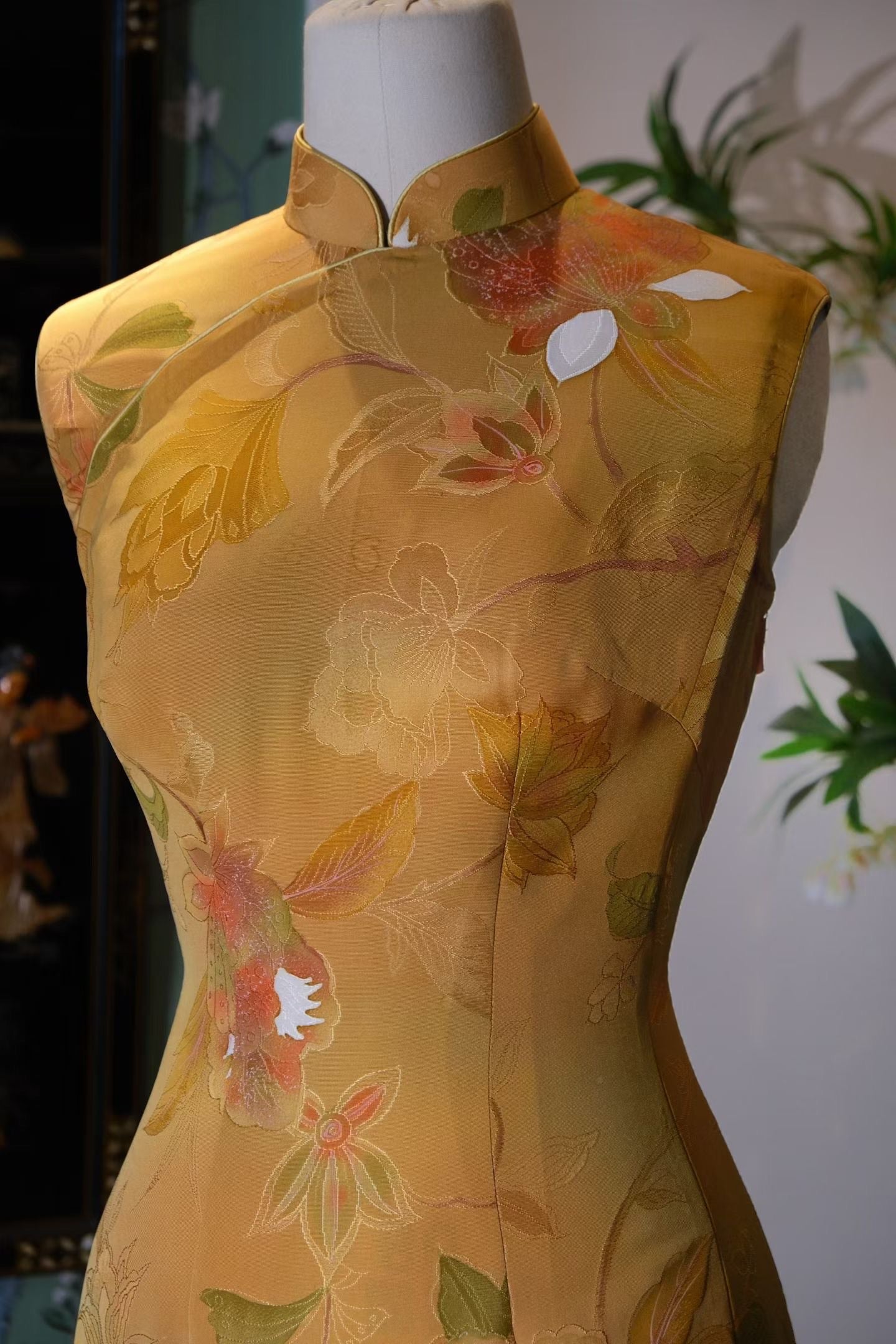 客定结缘- 金黃底色水墨感花卉印花,修身無袖絲光中長款旗袍 / Sold Out- Midi-Length Fitted Qipao in Golden Yellow Silky Fabric with Watercolor Floral Print