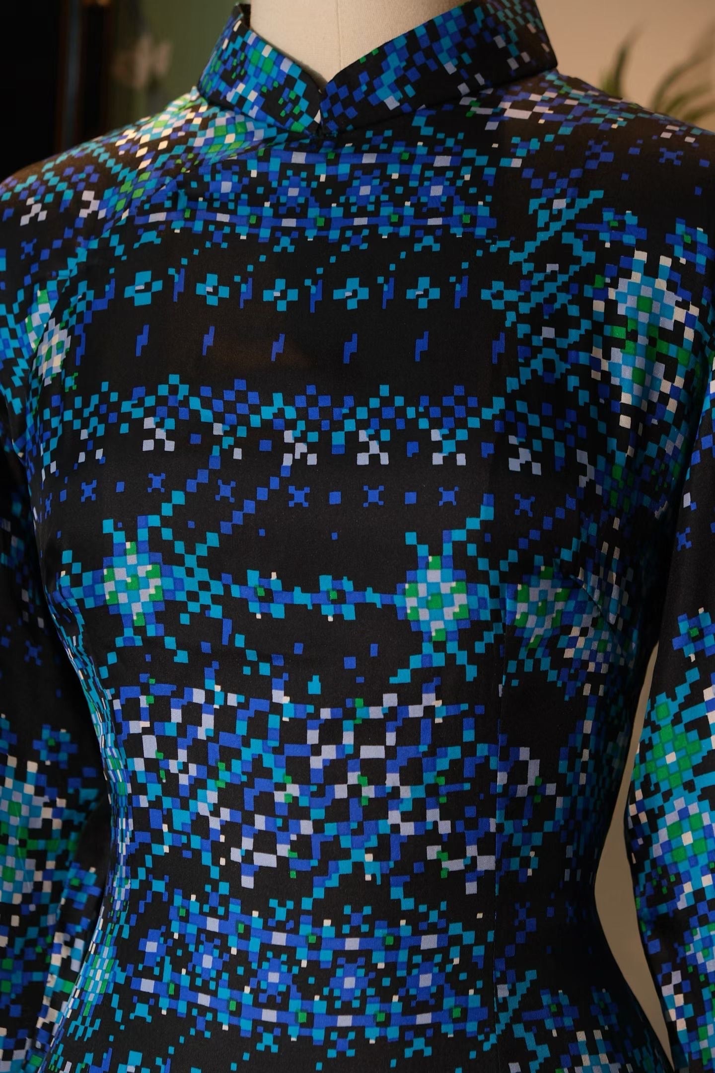 60年代 - 「赛博浮光」:一九六零年代像素美学欧普几何古董港式旗袍 / 1960s - "Cyber Luminance": A 1960s Hong Kong Vintage Qipao with Pixel Art Aesthetics and Op Art Geometric Motifs