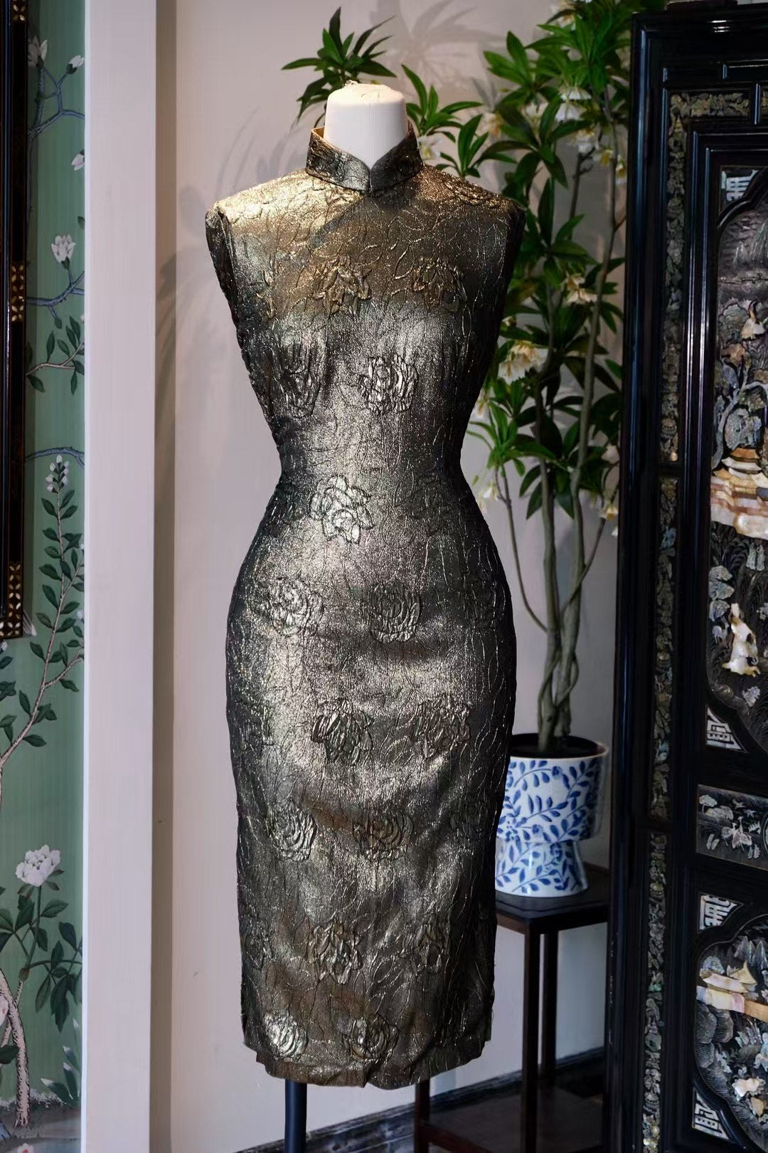 60年代 -【金缕绣影】复古浮雕暗纹织锦无袖中长款旗袍 | 1960s - 【Golden Thread Embroidery Silhouette】Retro Embossed Jacquard Brocade Sleeveless Mid-Length Qipao Dress