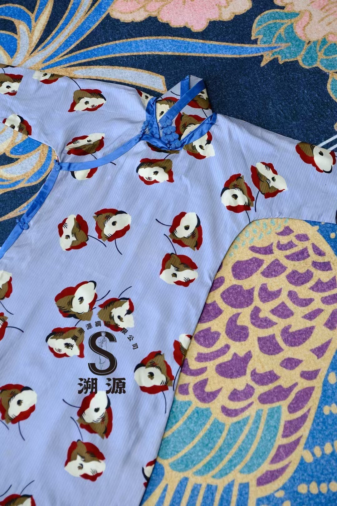 30年代 - 民国闲趣 · 浅蓝细纹抽象花卉旗袍： 撞色摩登，蓝丝绒巧扣 | 1930s - Republican Era Leisure · Light Blue Pinstripe Cheongsam with Abstract Contrast Florals: Modernist Color Blocking, Blue Velvet Accents