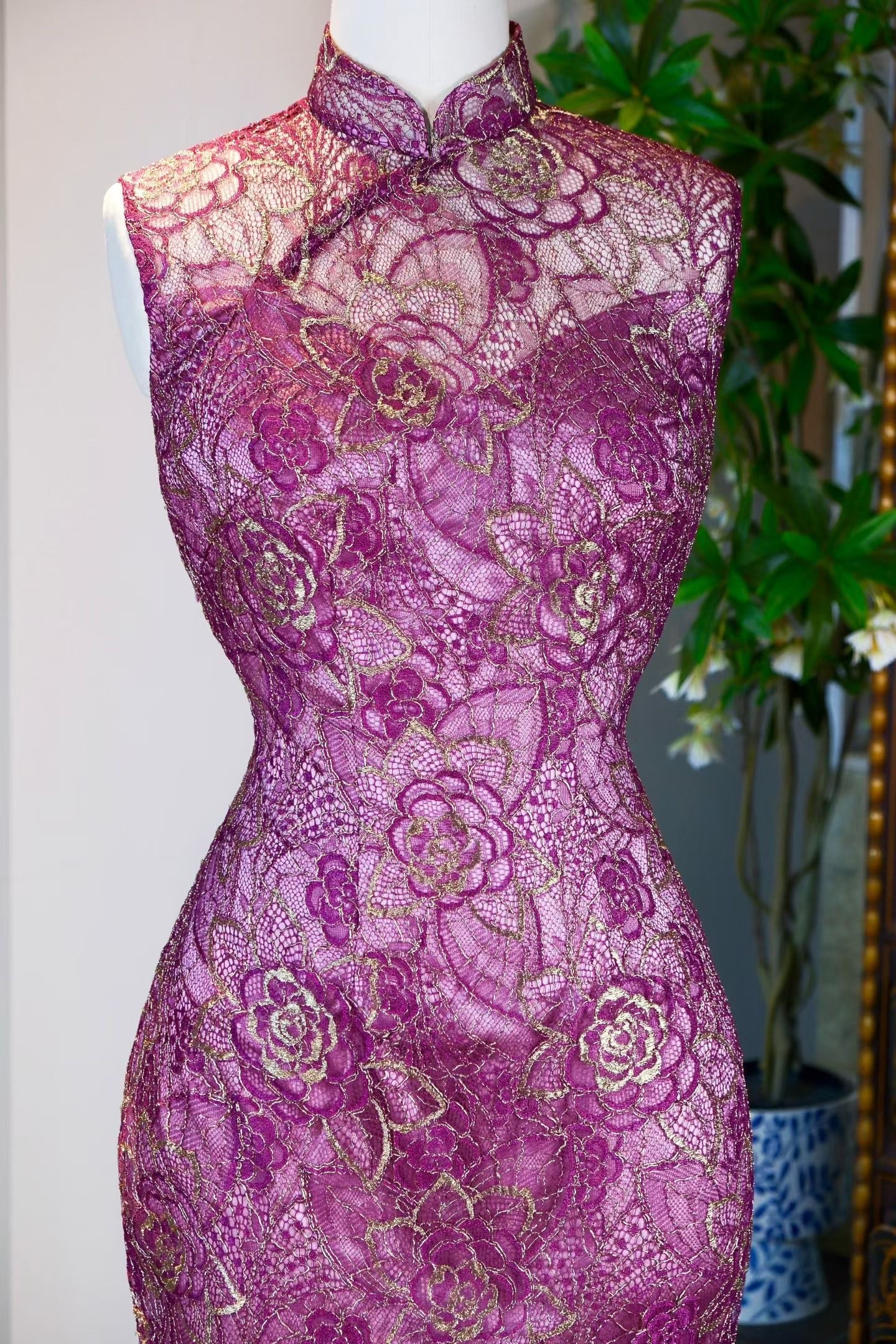 客定结缘 - 绛雪繁花：客订系列·真丝金线骨感蕾丝高级定制旗袍 / Customized Design - Crimson Flora in Gilded Snow: Bespoke Collection — Pure Silk Corded Metallic Lace Couture Qipao