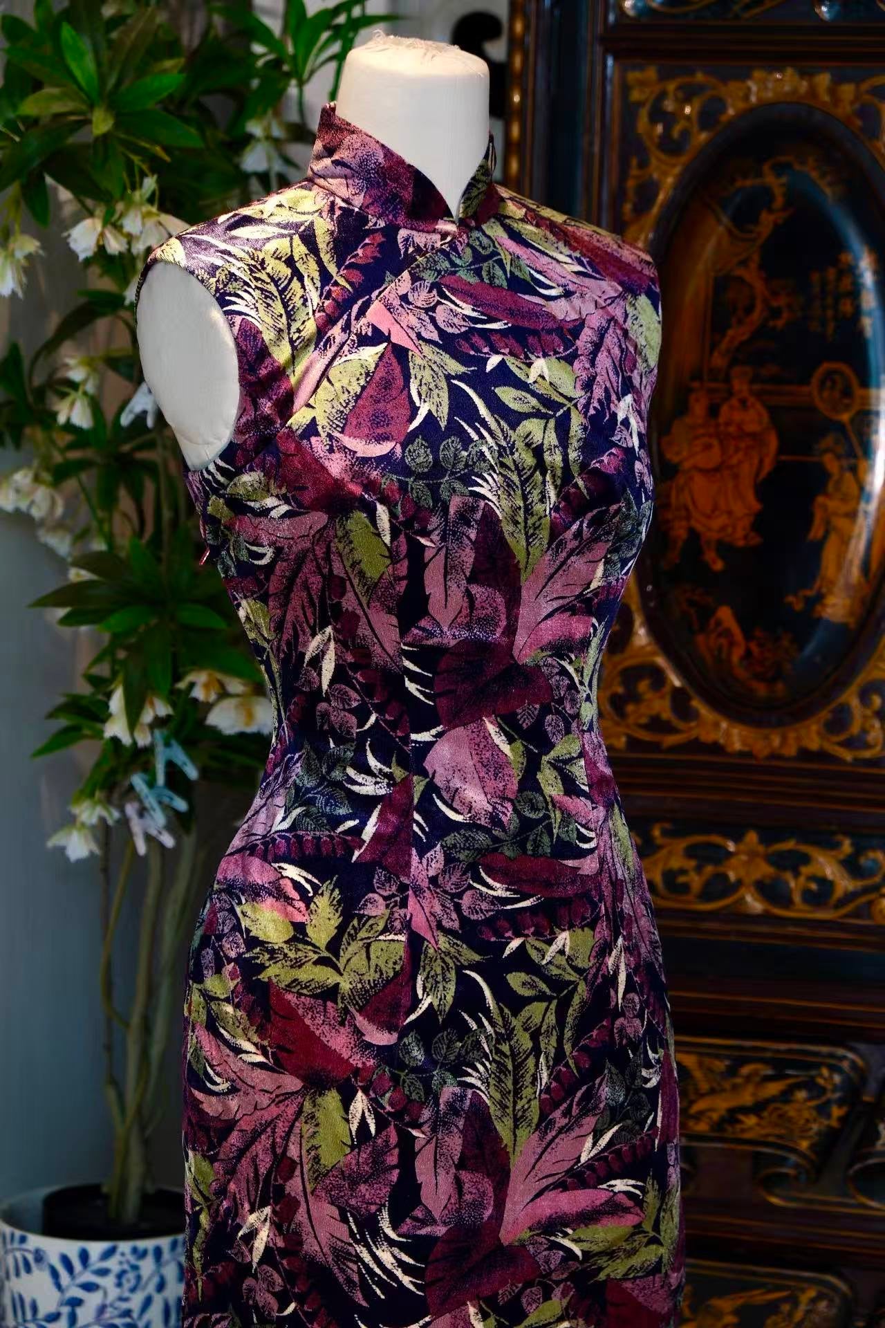 60年代 - 上世纪六十年代南洋风热带植物丝绒印花古董港式旗袍 | 1960s - An Antique Hong Kong-style Cheongsam from the 1960s, Featuring a Southeast Asian-inspired Tropical Plant Velvet Print