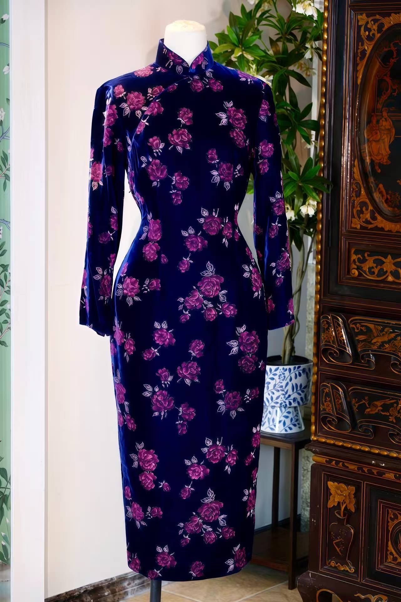 60年代 - 孤本奢华·1960年代台湾纯手工描金闪片天鹅绒牡丹旗袍 | 1960s - Singular Luxury: 1960s Taiwan Pure Hand-Painted Gilt Sequin Velvet Peony Cheongsam