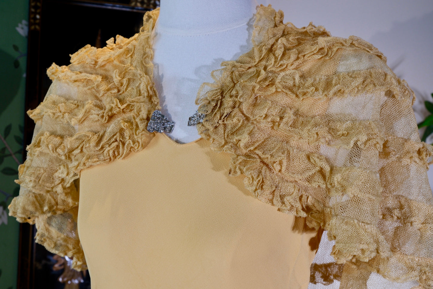 云肩流金：民国三十年Art Deco真丝礼服与“海派旧梦” | Gilded Cloud Shoulder: A Republic of China Year 30 (1940s) Art Deco Silk Gown and "Shanghai-Style Old Dreams"