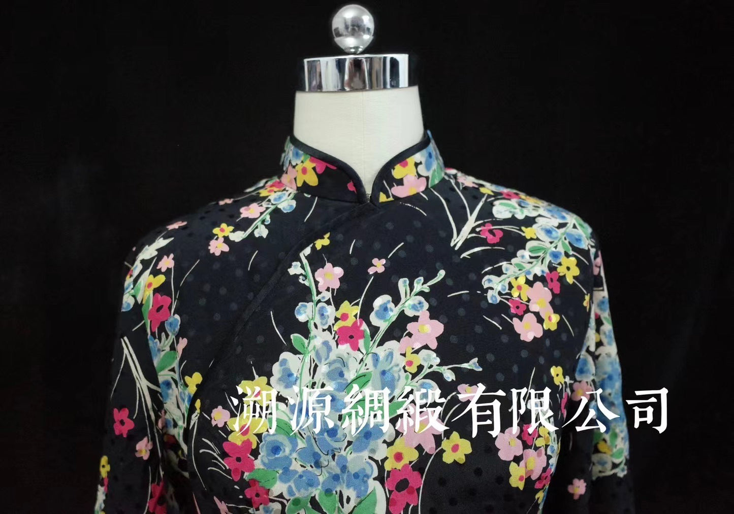 60年代 - 港式波点暗纹印花 雪纺纱多色花束 中长袖 中长款 古董旗袍：【摩登花语】| 1960s - Hong Kong Style Polka Dot Textured Print Chiffon Multi-Color Floral Bouquet Mid-Length Sleeve Antique Qipao: "Modern Bloom"