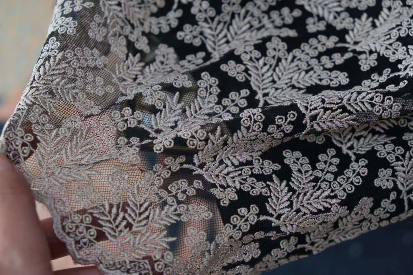 60年代 - 「墨纱为骨，蕾丝作绣」：六十年代机绣蕾丝抽象植物纹古董港式旗袍 / 1960s - "Ink Tulle & Lace Cipher": A 1960s Hong Kong Vintage Qipao with Machine-Embroidered Lace and Abstract Botanical Motifs