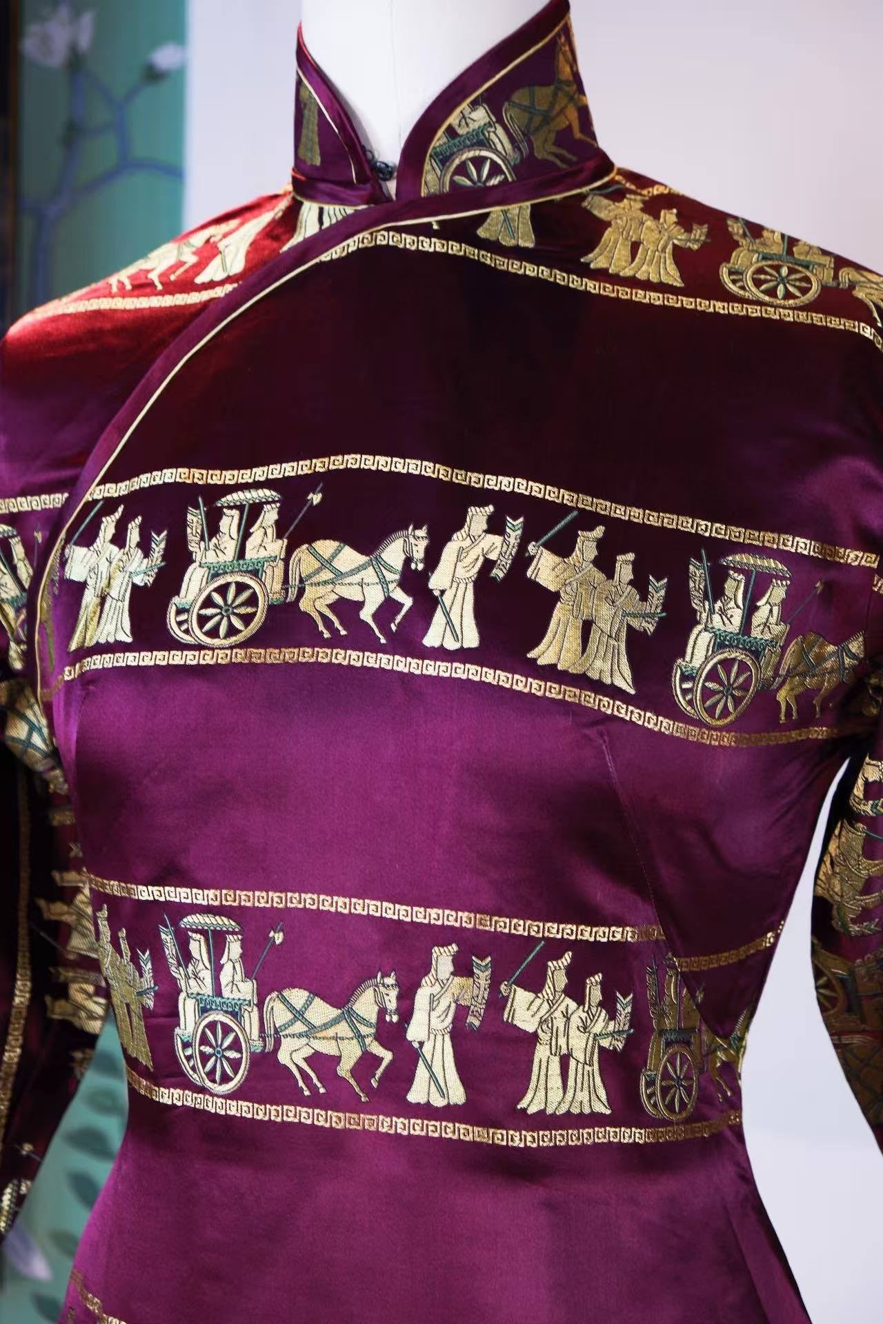 40年代 - 紫魅惊鸿·1940年代海派酒红织锦提花金线车马出行图古董旗袍 | 1940s - Purple Glamour & Startled Swan: A Late 1940s Shanghai-Style Wine Red Brocade Cheongsam with Gold-Woven Chariot Procession