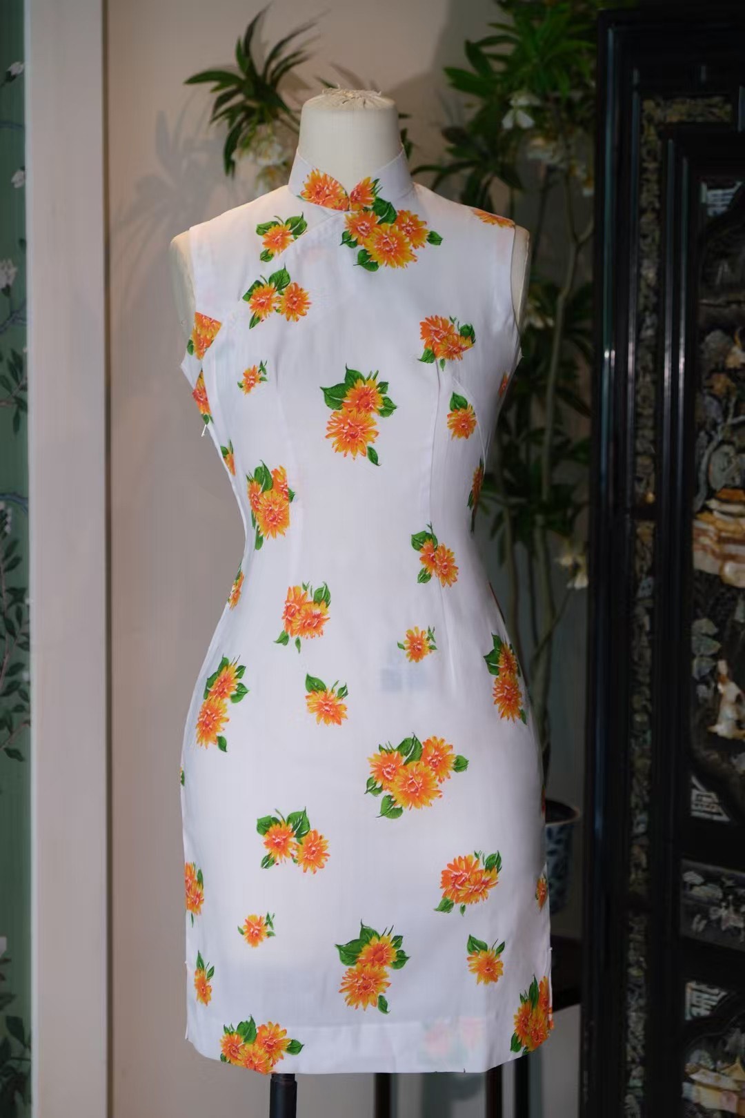 60年代 -【维港晨雾・花语】1960s 港工复古无袖旗袍 | 纯白底弗朗菊印花简洁修身中长款 | 1960s - 【Victoria Harbour Mist・Floral Whisper】1960s Hong Kong Craft Vintage Sleeveless Qipao | Pure White Base with Chrysanthemum Print Slim Midi Dress