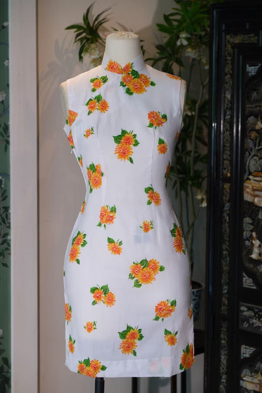 60年代 -【维港晨雾・花语】1960s 港工复古无袖旗袍 | 纯白底弗朗菊印花简洁修身中长款 | 1960s - 【Victoria Harbour Mist・Floral Whisper】1960s Hong Kong Craft Vintage Sleeveless Qipao | Pure White Base with Chrysanthemum Print Slim Midi Dress