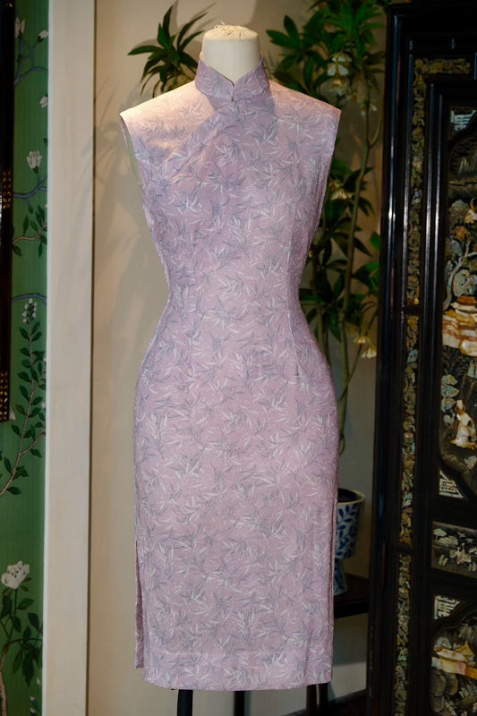 60年代 - 「兰影凝紫」：上世纪六十年代织银竹叶纹古董港式旗袍 / 1960s - "Orchid Shadow in Lilac Mist": A 1960s Vintage Hong Kong Qipao with Lurex-Woven Leaf Motif