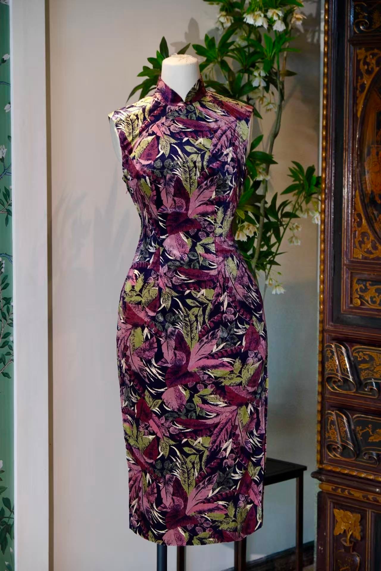 60年代 - 上世纪六十年代南洋风热带植物丝绒印花古董港式旗袍 | 1960s - An Antique Hong Kong-style Cheongsam from the 1960s, Featuring a Southeast Asian-inspired Tropical Plant Velvet Print