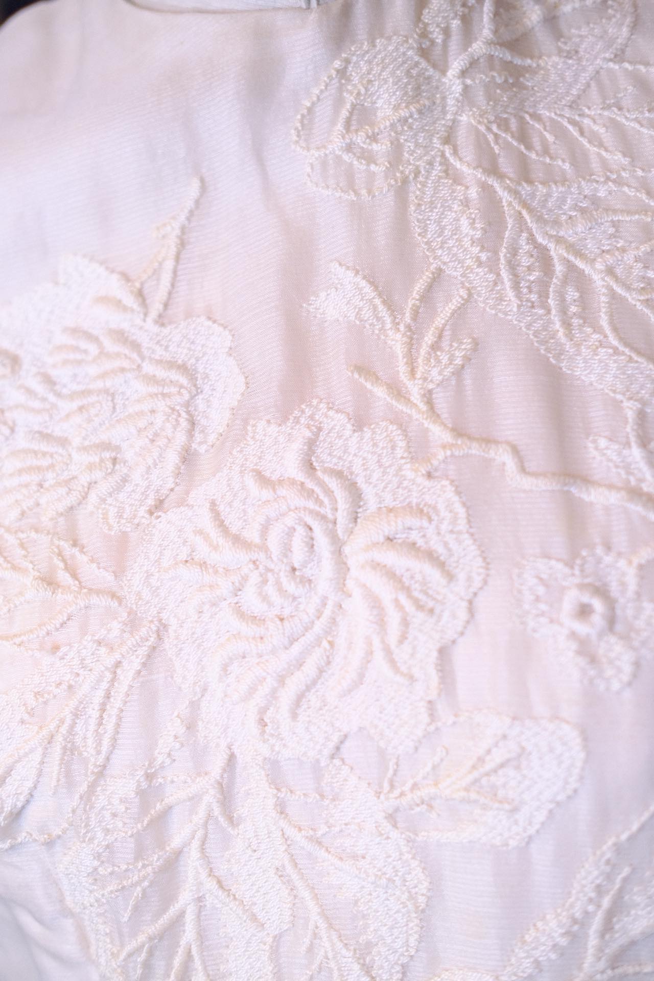 60年代 - 云想衣裳：薄纱刺绣下的六十年代浪漫 | 1960s - Clouds Conjure Her Raiment: 1960s Romance Veiled in Embroidered Tulle