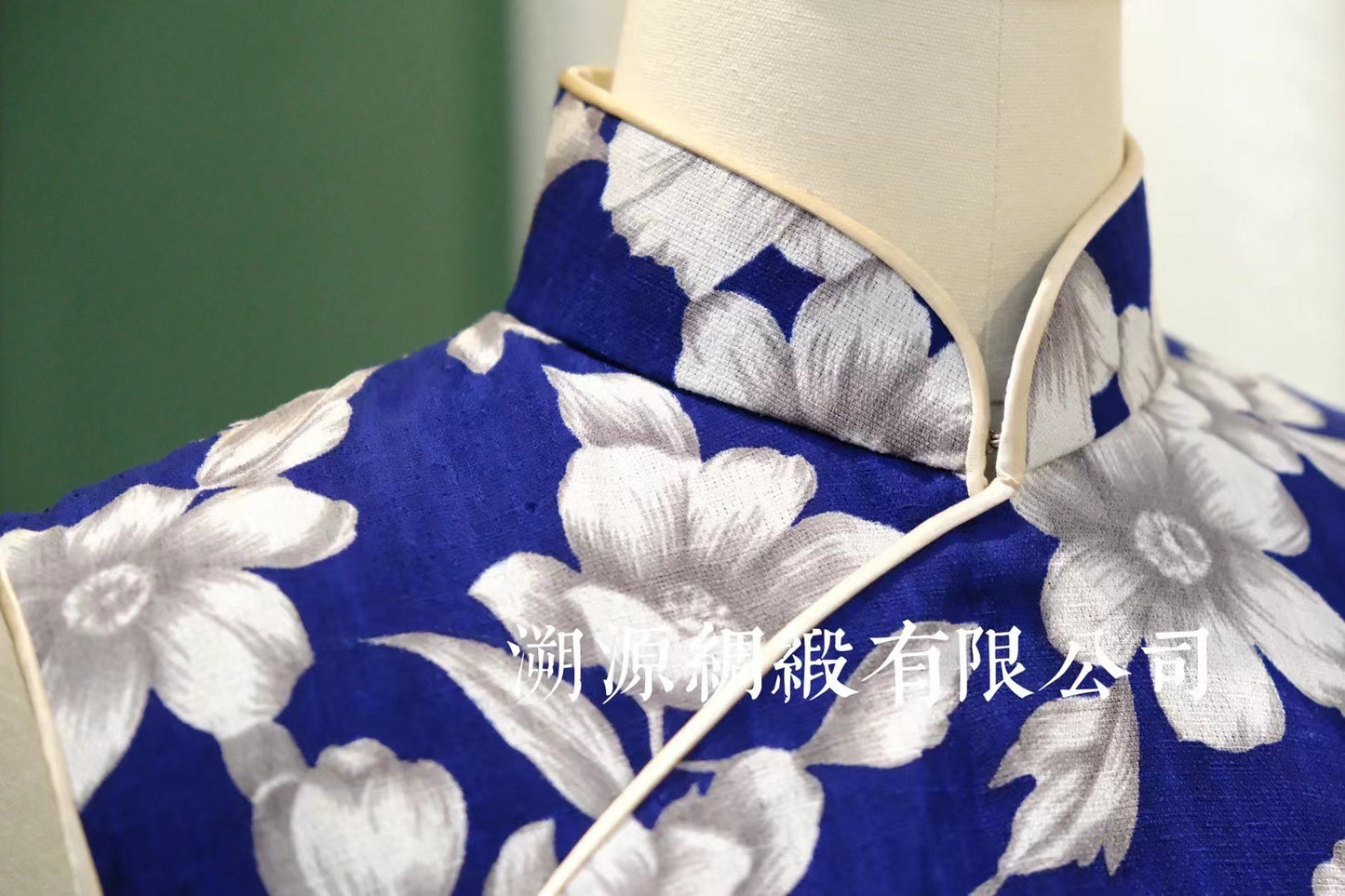 60年代 - 深海花影·摩登对比：宝蓝色写意无袖古董旗袍 | 1960s - The Midnight Bloom Cheongsam: Royal Blue Contrast Sleeveless Qipao